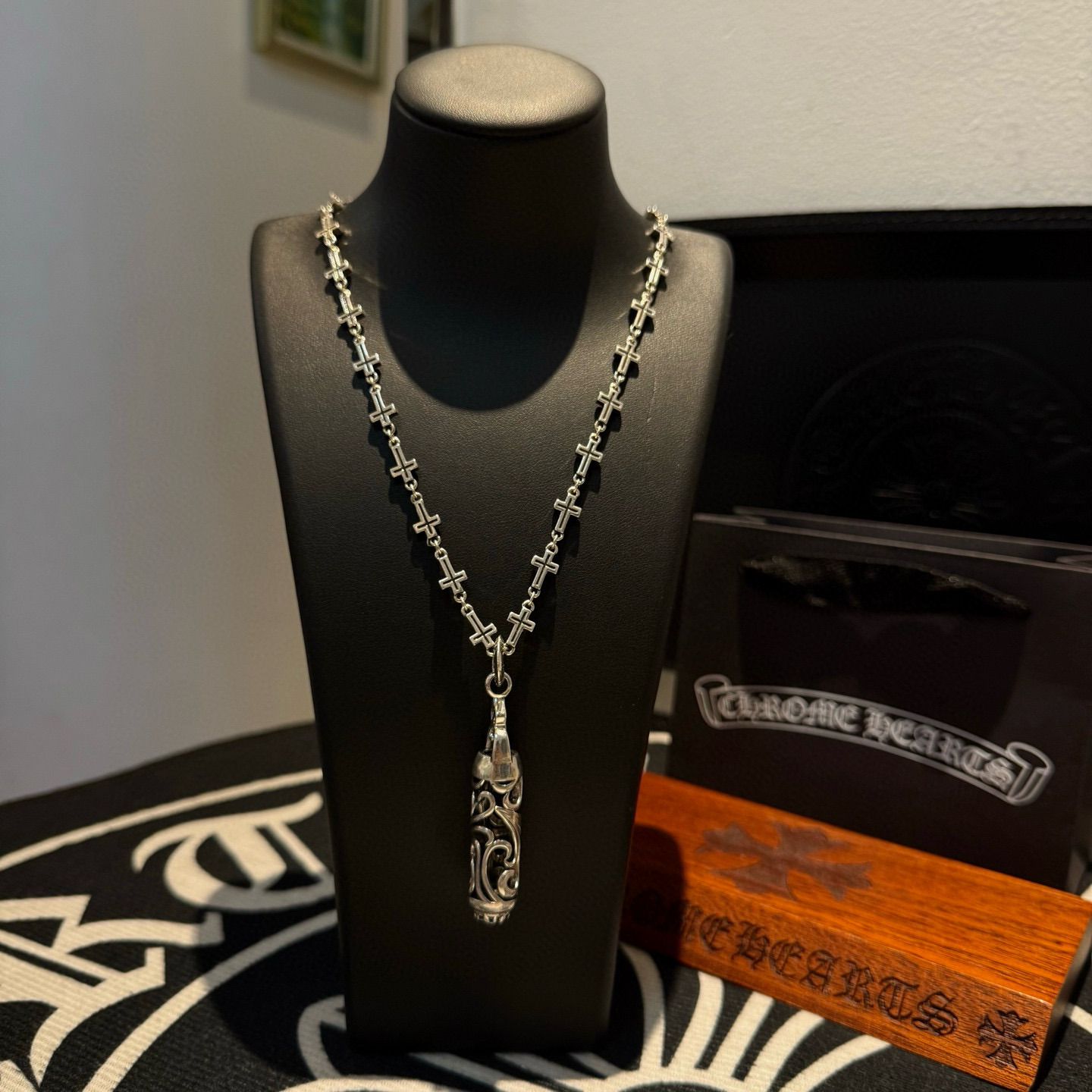 NO:556626,[Counter quality] Chrome Hearts Cross Necklace, Vine Cylindrical Pendant, Concave and Concave Shapes, Different Pattern Design Styles, Presenting a Distinctive Cross, Scout Flower is Chrome Hearts' Emblem, So It's More Enduring. Genuine Patterned Chrome Hearts, Differentiates from Ordinary Light Versions in the Market, Matches the Standard Quality, Looks at the Printing Details, Retro-Dark Gray Oxygen Level. Seiko Version!  !  !  Purely handmade ~ Authentic open mold fashion essentials. Can be worn by both men and women. Same style for couples. Official website original. Rock punk Thai silver style. Retro elements. Trendy and versatile!  , jewelry boutique, chrome hearts, chrome hearts, necklace19860909【专柜品质】Chrome Hearts克罗心十字架项链,藤蔓圆柱吊坠 凹凸造型不同的花纹设计风格 呈现出与众不同 十字架 童军花是克罗心的志 所以更经久不衰 正品打版Chrome Hearts克罗心 区别市场普通轻版 对版对标品质 看字印细节 复古做旧灰氧程度.精工版本！！！ 纯手工打造 ～正品开模潮流时尚必备 男女均可佩戴 情侣同款 官网原版 摇滚朋克泰银风格 复古元素 潮流百搭！,饰品精品,chrome hearts,chrome hearts,necklace,Jewelry