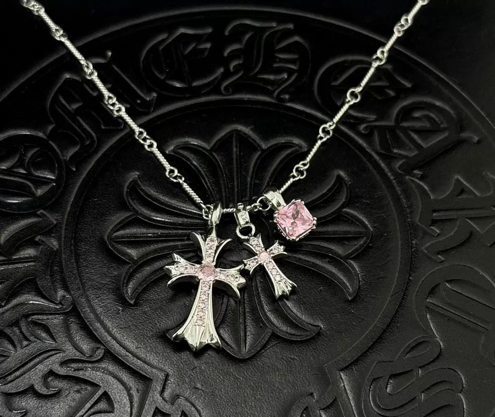 NO:556658,Batch of new [counter quality] Chrome Hearts Purple Pink Sugar Cube* Cross Necklace. The concave and convex shapes with different pattern design styles are distinctive. The cross scout flower is the symbol of Chrome Hearts, so it is more durable. Genuine patterned Chrome Hearts distinguishes the ordinary light version in the market. Check the quality of the version. Look at the printing details. Retro distressed gray oxidation level. Seiko version!, fine jewelry, chrome hearts, chrome hearts, necklace19860909批 新款【专柜品质】Chrome Hearts克罗心 紫粉色小方糖*十字架项链 凹凸造型不同的花纹设计风格呈现出与众不同 十字架童军花是克罗心的标志 所以更经久不衰 正品打版Chrome Hearts克罗心 区别市场普通轻版 对版对标品质 看字印细节 复古做旧灰氧程度.精工版本!,饰品精品,chrome hearts,chrome hearts,necklace,Jewelry