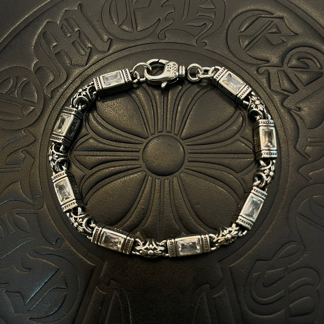 NO:556667,New [counter quality] Chrome Hearts multi-element white diamond cross bracelet. Different concave and convex shapes and different pattern design styles are unique. The cross scout flower is the symbol of Chrome Hearts, so it is more durable. Genuine pattern-printed Chrome Hearts distinguishes the ordinary light version in the market. Match the version and standard quality. Look at the printing details. The degree of retro gray oxidation. Seiko version!  , jewelry boutique, chrome hearts, chrome hearts, bracelet19860909新款【专柜品质】Chrome Hearts克罗心多元素白钻十字架手链 凹凸造型不同的花纹设计风格呈现出与众不同 十字架童军花是克罗心的标志 所以更经久不衰 正品打版Chrome Hearts克罗心 区别市场普通轻版 对版对标品质 看字印细节 复古做旧灰氧程度.精工版本！,饰品精品,chrome hearts,chrome hearts,bracelet,Jewelry