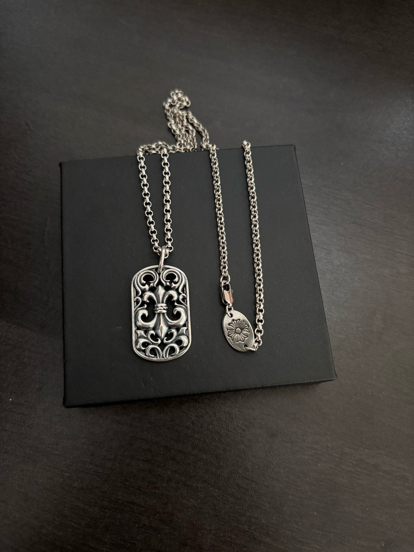 NO:556609,Batch of new [counter quality] Chrome Hearts Classic Scout Flower Necklace, retro multi-element cross, concave and convex shapes with different pattern design styles, showing a distinctive cross. The Scout Flower is Chrome Hearts' symbol, so it is more durable. Genuine pattern-printed Chrome Hearts distinguishes the ordinary light version in the market. Match the version and standard quality. Look at the printing details. The degree of retro ash oxidation. Seiko version!  !  !  Purely handmade ~ Authentic open mold fashion essentials. Can be worn by both men and women. Same style for couples. Official website original. Rock punk Thai silver style. Retro elements. Trendy and versatile!  , jewelry boutique, chrome hearts, chrome hearts, necklace19860909批 新款【专柜品质】Chrome Hearts克罗心经典童军花项链 复古多元素十字架 凹凸造型不同的花纹设计风格 呈现出与众不同 十字架 童军花是克罗心的志 所以更经久不衰 正品打版Chrome Hearts克罗心 区别市场普通轻版 对版对标品质 看字印细节 复古做旧灰氧程度.精工版本！！！ 纯手工打造 ～正品开模潮流时尚必备 男女均可佩戴 情侣同款 官网原版 摇滚朋克泰银风格 复古元素 潮流百搭！,饰品精品,chrome hearts,chrome hearts,necklace,Jewelry