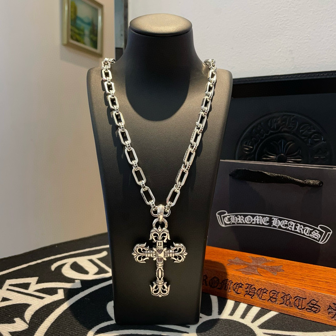 NO:556207,Batch Douyin/Kuaishou/ins/Xiaohongshu/live broadcast popular, new [counter quality] Chrome Hearts letter buckle necklace, large flame cross pendant, different concave and convex shapes pattern design style, showing a distinctive cross. The Scout flower is the symbol of Chrome Hearts, so it is more durable. Authentic Chrome Hearts Chrome Hearts is different from the ordinary light version in the market. Match the standard quality. Look at the printing details. The degree of retro ash oxidation. Seiko version!  !  !  Purely handmade ~ Authentic open mold fashion essentials. Can be worn by both men and women. Same style for couples. Official website original. Rock punk Thai silver style. Retro elements. Trendy and versatile!  , jewelry boutique, chrome hearts, chrome hearts, necklace19860909批 抖音/快手/ins/小红书/直播热门 ,新款【专柜品质】Chrome Hearts克罗心字母扣项链 ,大号火焰十字架吊坠,凹凸造型不同的花纹设计风格 呈现出与众不同 十字架 童军花是克罗心的志 所以更经久不衰 正品打版Chrome Hearts克罗心 区别市场普通轻版 对版对标品质 看字印细节 复古做旧灰氧程度.精工版本！！！ 纯手工打造 ～正品开模潮流时尚必备 男女均可佩戴 情侣同款 官网原版 摇滚朋克泰银风格 复古元素 潮流百搭！,饰品精品,chrome hearts,chrome hearts,necklace,Jewelry