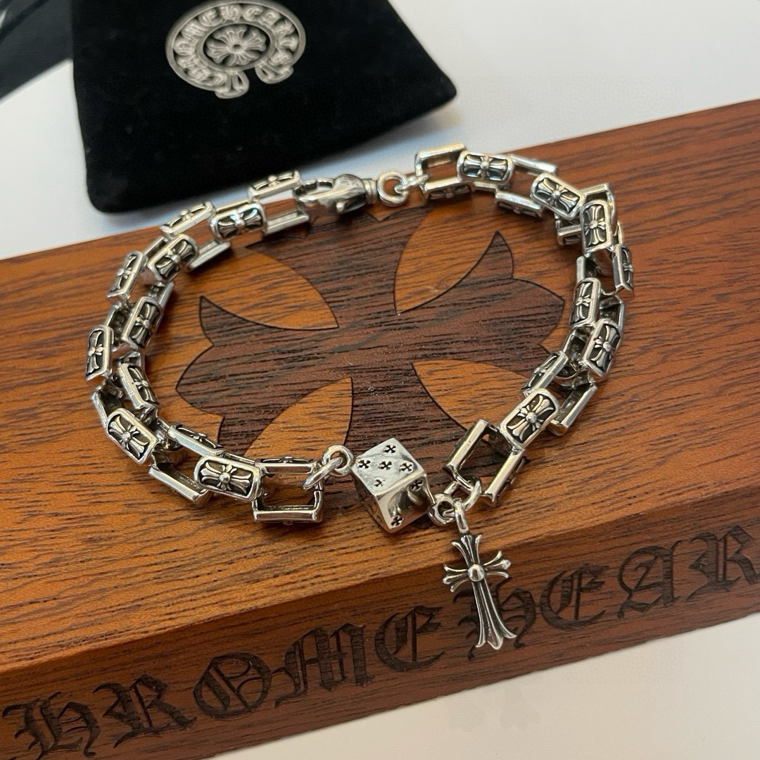NO:556277,Batch of new [counter quality] Chrome Hearts classic retro cross dice bracelet with concave and convex shapes and different pattern design styles, showing a distinctive cross. The Scout flower is the symbol of Chrome Hearts, so it is more durable. Authentic pattern-printed Chrome Hearts distinguishes the ordinary light version in the market. Check the quality of the version. Look at the printing details. The degree of retro gray oxidation. Seiko version!  !  !  Purely handmade ~ Authentic open mold fashion essentials. Can be worn by both men and women. Same style for couples. Official website original. Rock punk Thai silver style. Retro elements. Trendy and versatile!  , jewelry boutique, chrome hearts, chrome hearts, bracelet19860909批 新款【专柜品质】Chrome Hearts克罗心 经典复古十字架骰子手链 凹凸造型不同的花纹设计风格 呈现出与众不同 十字架 童军花是克罗心的志 所以更经久不衰 正品打版Chrome Hearts克罗心 区别市场普通轻版 对版对标品质 看字印细节 复古做旧灰氧程度.精工版本！！！ 纯手工打造 ～正品开模潮流时尚必备 男女均可佩戴 情侣同款 官网原版 摇滚朋克泰银风格 复古元素 潮流百搭！,饰品精品,chrome hearts,chrome hearts,bracelet,Jewelry