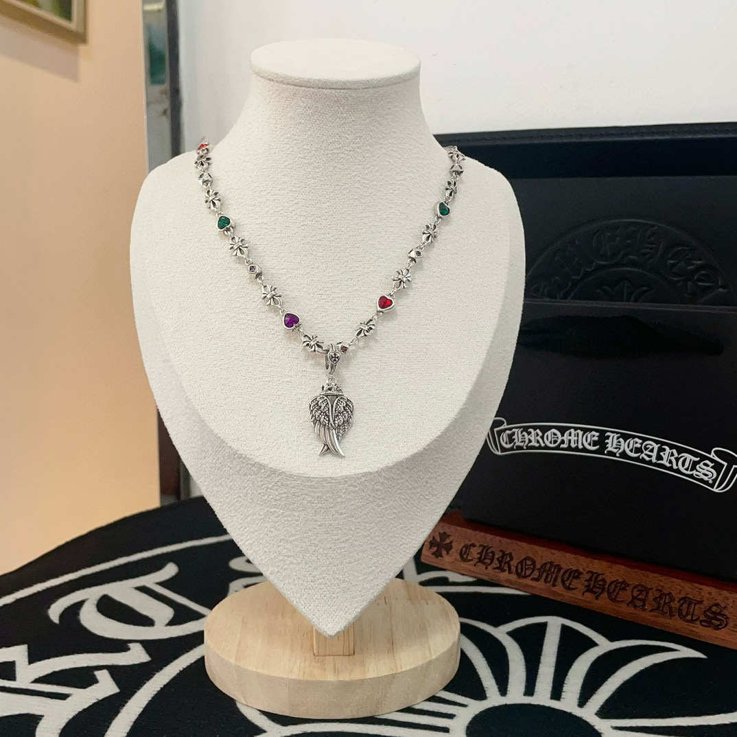 NO:556282,New [counter quality] Chrome Hearts Diamond Cross Flower Wings Necklace, the different concave and convex shapes have different pattern design styles. The cross scout flower is the symbol of Chrome Hearts, so it is more durable. Genuine pattern-printed Chrome Hearts distinguishes the ordinary light version in the market. Match the version and standard quality. Look at the printing details, the degree of retro gray oxidation. Seiko version!  , jewelry boutique, chrome hearts, chrome hearts, necklace19860909新款【专柜品质】Chrome Hearts克罗心镶钻十字花翅膀项链,凹凸造型不同的花纹设计风格呈现出与众不同 十字架童军花是克罗心的标志 所以更经久不衰 正品打版Chrome Hearts克罗心 区别市场普通轻版 对版对标品质 看字印细节 复古做旧灰氧程度.精工版本！,饰品精品,chrome hearts,chrome hearts,necklace,Jewelry