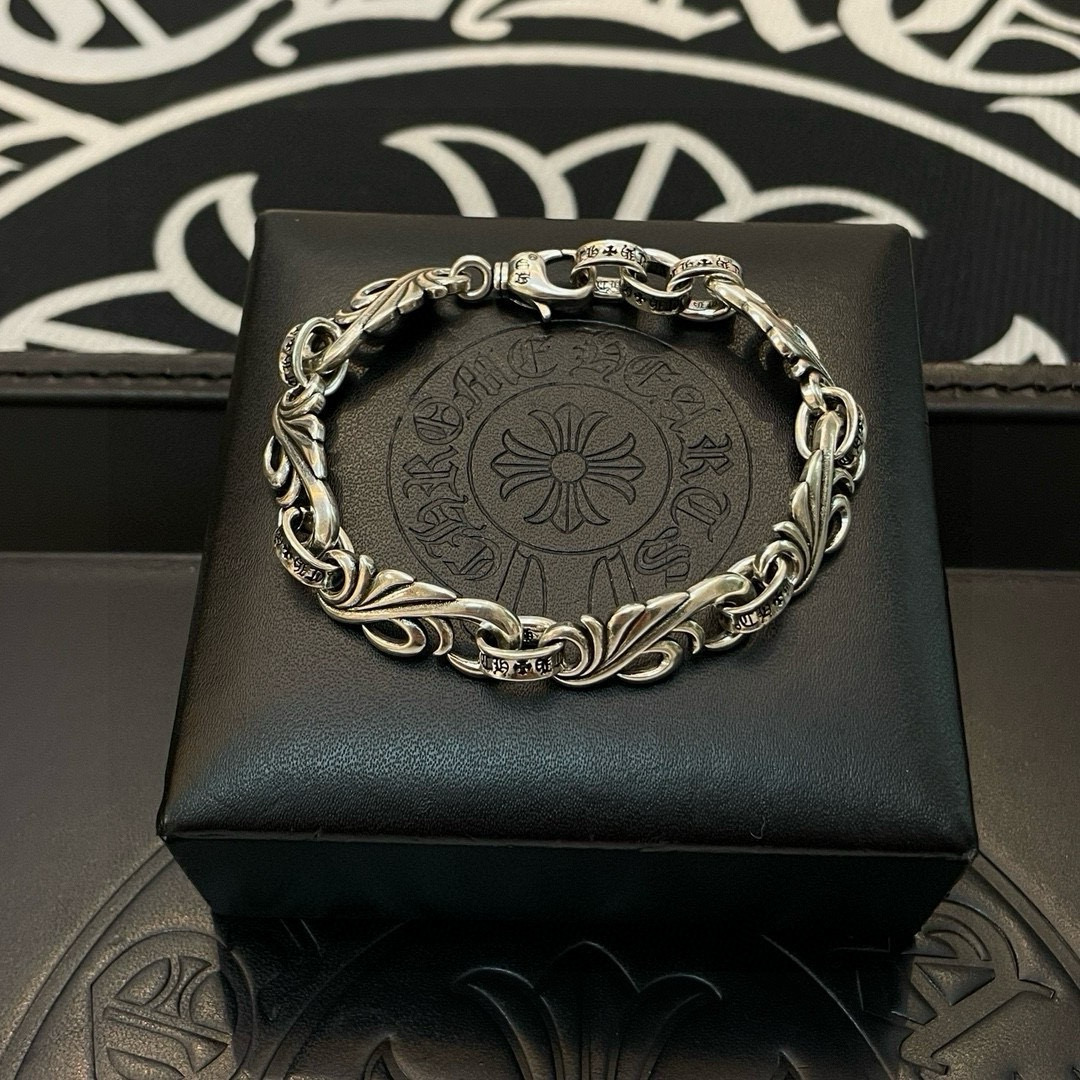 NO:556252,New [counter quality] Chrome Hearts classic retro rattan flower bracelet. The different concave and convex shapes have different pattern design styles. The cross scout flower is the symbol of Chrome Hearts, so it is more durable. The genuine patterned Chrome Hearts Chrome Hearts necklace is different from the ordinary light version in the market. Check the version and standard quality. Look at the printing details. The degree of retro gray oxidation. Seiko version!  , jewelry boutique, chrome hearts, chrome hearts, necklace, bracelet19860909新款【专柜品质】Chrome Hearts克罗心 经典复古藤花手链 凹凸造型不同的花纹设计风格呈现出与众不同 十字架童军花是克罗心的标志 所以更经久不衰 正品打版Chrome Hearts克罗心项链区别市场普通轻版 对版对标品质 看字印细节 复古做旧灰氧程度.精工版本！,饰品精品,chrome hearts,chrome hearts,necklace,bracelet,Jewelry