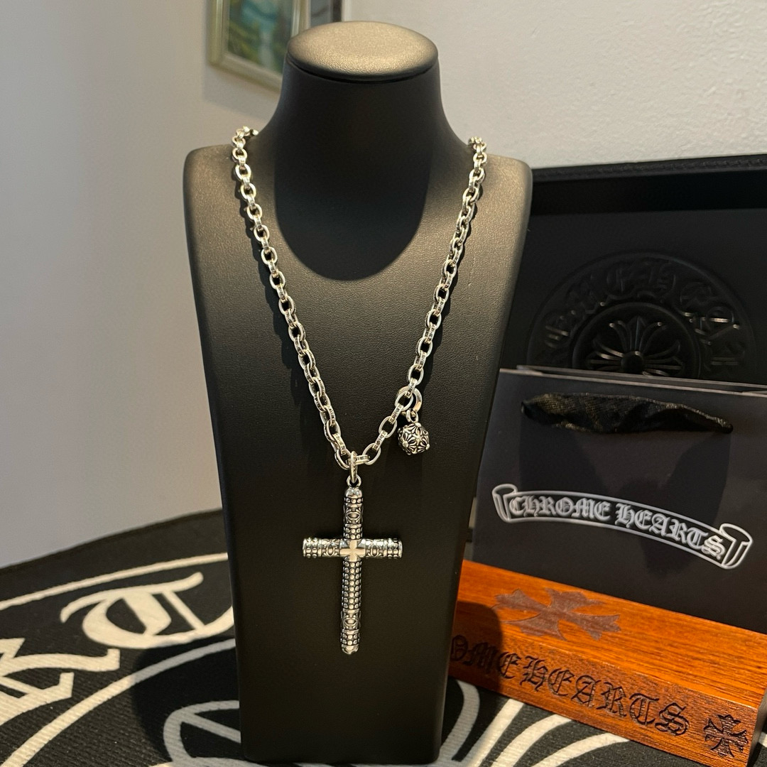 NO:556260,New [counter quality] Chrome Hearts letter necklace, cross pendant, concave and convex shapes, different pattern design styles, showing a distinctive cross, Scout flower is the symbol of Chrome Hearts, so it is more durable. Genuine patterned Chrome Hearts distinguishes the ordinary light version in the market. Match the version and standard quality. Look at the printing details, the degree of retro gray oxidation. Seiko version!  !  !  Purely handmade ~ Authentic open mold fashion essentials. Can be worn by both men and women. Same style for couples. Official website original. Rock punk Thai silver style. Retro elements. Trendy and versatile!  , jewelry boutique, chrome hearts, chrome hearts, necklace19860909新款【专柜品质】Chrome Hearts克罗心字母项链 十字架吊坠 凹凸造型不同的花纹设计风格 呈现出与众不同 十字架 童军花是克罗心的志 所以更经久不衰 正品打版Chrome Hearts克罗心 区别市场普通轻版 对版对标品质 看字印细节 复古做旧灰氧程度.精工版本！！！ 纯手工打造 ～正品开模潮流时尚必备 男女均可佩戴 情侣同款 官网原版 摇滚朋克泰银风格 复古元素 潮流百搭！,饰品精品,chrome hearts,chrome hearts,necklace,Jewelry