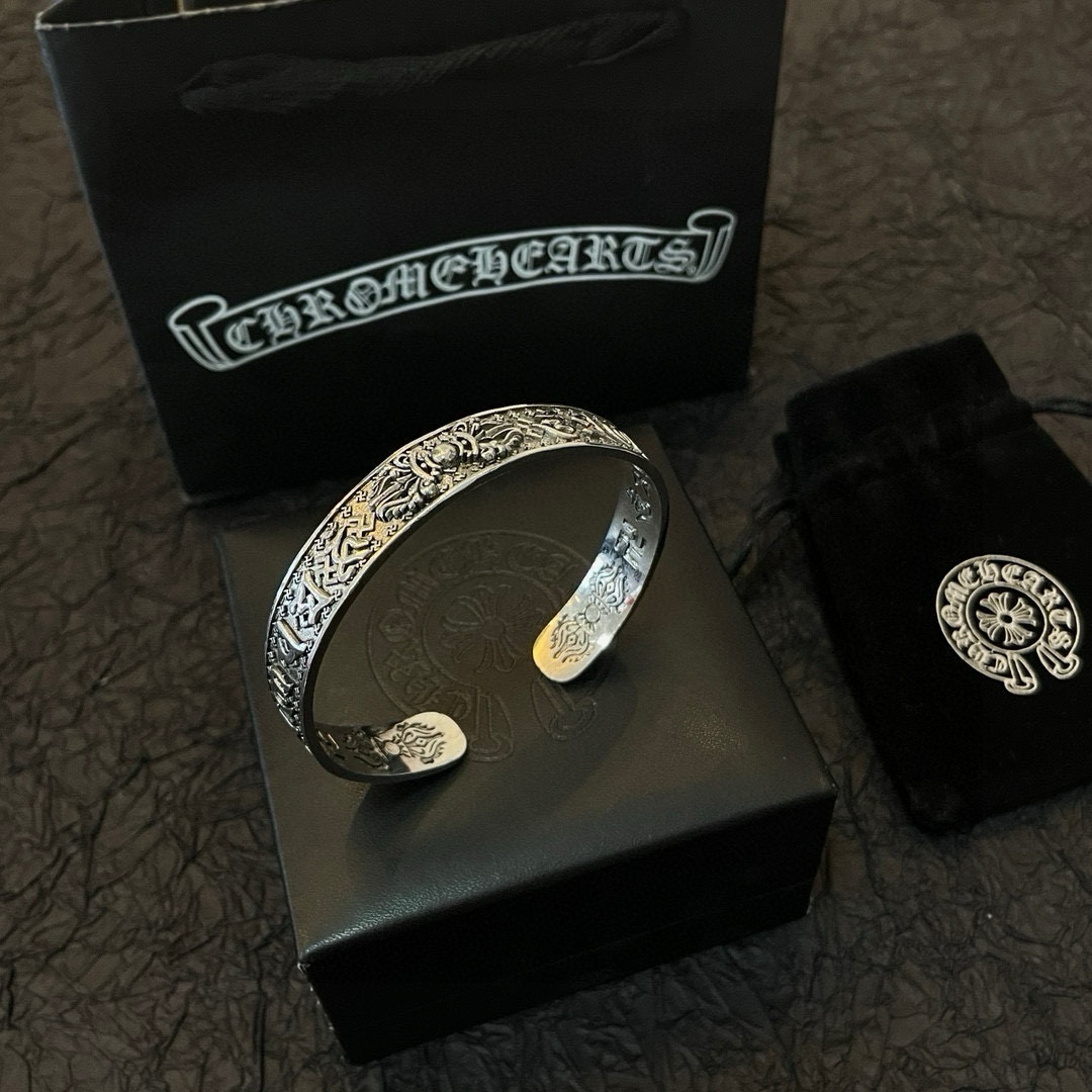 NO:556309,Batch New [Counter Quality] Chrome Hearts Open Bracelet. The concave and convex shapes with different pattern design styles are distinctive. The cross scout flower is the symbol of Chrome Hearts, so it is more durable. The genuine pattern-printed Chrome Hearts necklace is different from the ordinary light version in the market. Match the version and standard quality. Look at the printing details. The degree of retro gray oxidation. Seiko version!  , jewelry boutique, chrome hearts, chrome hearts, necklace, bracelet19860909批 新款【专柜品质】Chrome Hearts克罗心开口手镯 凹凸造型不同的花纹设计风格呈现出与众不同 十字架童军花是克罗心的标志 所以更经久不衰 正品打版Chrome Hearts克罗心项链区别市场普通轻版 对版对标品质 看字印细节 复古做旧灰氧程度.精工版本！,饰品精品,chrome hearts,chrome hearts,necklace,bracelet,Jewelry
