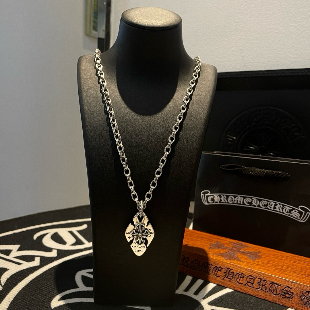 NO:556321,Batch Douyin/Kuaishou/ins/Xiaohongshu/live broadcast popular, new [counter quality] Chrome Hearts letter necklace, rhombus cross pendant, different concave and convex shapes pattern design style, showing a distinctive cross. The Scout flower is the symbol of Chrome Hearts, so it is more durable. Authentic Chrome Hearts Chrome Hearts is different from the ordinary light version in the market. Match the standard quality. Look at the printing details. The degree of retro gray oxidation. Seiko version!  !  !  Purely handmade ~ Authentic open mold fashion essentials. Can be worn by both men and women. Same style for couples. Official website original. Rock punk Thai silver style. Retro elements. Trendy and versatile!  , jewelry boutique, chrome hearts, chrome hearts, necklace19860909批 抖音/快手/ins/小红书/直播热门 ,新款【专柜品质】Chrome Hearts克罗心字母项链 ,菱形十字架吊坠,凹凸造型不同的花纹设计风格 呈现出与众不同 十字架 童军花是克罗心的志 所以更经久不衰 正品打版Chrome Hearts克罗心 区别市场普通轻版 对版对标品质 看字印细节 复古做旧灰氧程度.精工版本！！！ 纯手工打造 ～正品开模潮流时尚必备 男女均可佩戴 情侣同款 官网原版 摇滚朋克泰银风格 复古元素 潮流百搭！,饰品精品,chrome hearts,chrome hearts,necklace,Jewelry