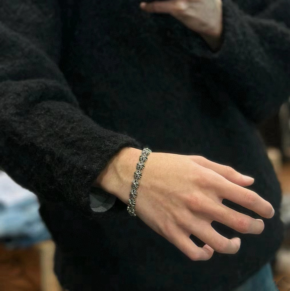 NO:556357,New [counter quality] Chrome Hearts Classic retro distressed cross flower bracelet. Concave and convex shapes with different pattern design styles, showing a distinctive cross. The Scout flower is the symbol of Chrome Hearts, so it is more durable. Genuine pattern-printed Chrome Hearts distinguishes the ordinary light version in the market. Check the quality of the version. Look at the printing details. The degree of retro gray oxidation. Seiko version!  !  !  Purely handmade ~ Authentic open mold fashion essentials. Can be worn by both men and women. Same style for couples. Official website original. Rock punk Thai silver style. Retro elements. Trendy and versatile!  , jewelry boutique, chrome hearts, chrome hearts, bracelet19860909新款【专柜品质】Chrome Hearts克罗心 经典复古做旧十字花手链 凹凸造型不同的花纹设计风格 呈现出与众不同 十字架 童军花是克罗心的志 所以更经久不衰 正品打版Chrome Hearts克罗心 区别市场普通轻版 对版对标品质 看字印细节 复古做旧灰氧程度.精工版本！！！ 纯手工打造 ～正品开模潮流时尚必备 男女均可佩戴 情侣同款 官网原版 摇滚朋克泰银风格 复古元素 潮流百搭！,饰品精品,chrome hearts,chrome hearts,bracelet,Jewelry