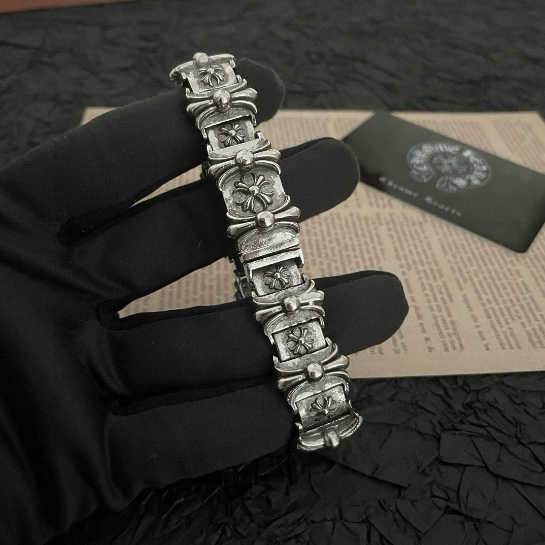 NO:556335,New [Counter Quality] Chrome Hearts Classic Retro Cross Flower Bracelet. The different concave and convex shapes have different pattern design styles. The cross scout flower is the symbol of Chrome Hearts, so it is more durable. The genuine patterned Chrome Hearts Chrome Hearts necklace is different from the ordinary light version in the market. Match the version and standard quality. Look at the printing details. The degree of retro gray oxidation. Seiko version!  , jewelry boutique, chrome hearts, chrome hearts, necklace, bracelet19860909新款【专柜品质】Chrome Hearts克罗心 经典复古十字花手链 凹凸造型不同的花纹设计风格呈现出与众不同 十字架童军花是克罗心的标志 所以更经久不衰 正品打版Chrome Hearts克罗心项链区别市场普通轻版 对版对标品质 看字印细节 复古做旧灰氧程度.精工版本！,饰品精品,chrome hearts,chrome hearts,necklace,bracelet,Jewelry