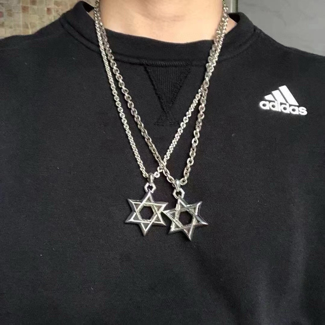 NO:556359,High version of Chrome heart large six-pointed star pendant necklace, many stars on the body, every angle is from small to large, details are in place, original handwritten lettering, matching letter chain, jewelry boutique, chrome hearts, necklace19860909高版本克罗心大号六芒星吊坠项链,众多明星上身,每个角度都是由小到大过度的,细节到位,原版手写体刻字,搭配字母链,,饰品精品,chrome hearts,necklace,Jewelry
