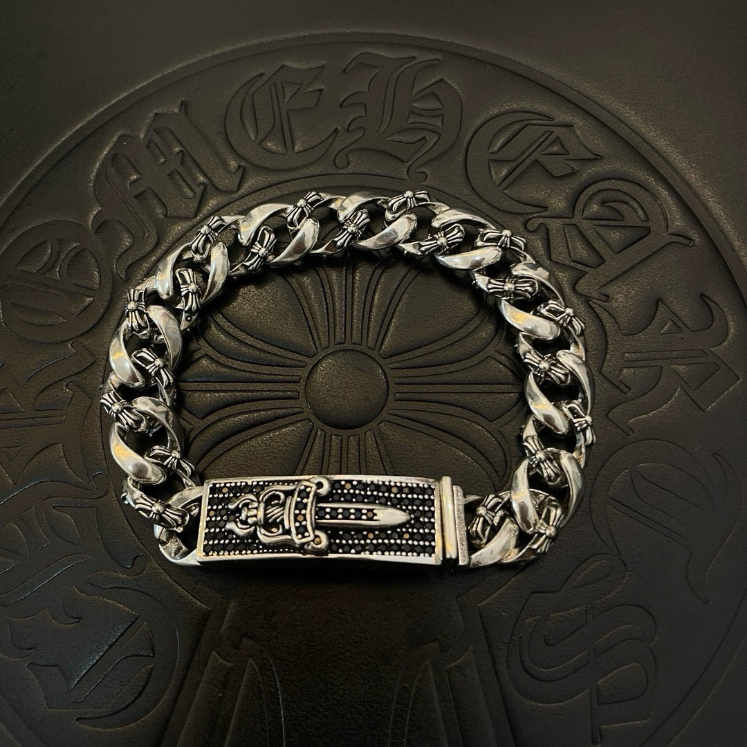 NO:556304,Counter-quality Chrome Hearts classic retro cross-flower black diamond sword bracelet, with different concave and convex shapes and pattern design styles, showing a distinctive cross. The Scout flower is the symbol of Chrome Hearts, so it is more durable. The genuine pattern-printed Chrome Hearts necklace is different from the ordinary light version in the market. Check the version and benchmark quality. Look at the printing details. The degree of retro gray oxidation. Seiko version!  !  !  Purely handmade ~ Authentic open mold fashion essentials. Can be worn by both men and women. Same style for couples. Official website original. Rock punk Thai silver style. Retro elements. Trendy and versatile!  , jewelry boutique, chrome hearts, chrome hearts, necklace, bracelet19860909专柜品质Chrome Hearts克罗心 经典复古十字花黑钻宝剑手链,凹凸造型不同的花纹设计风格 呈现出与众不同 十字架 童军花是克罗心的志 所以更经久不衰 正品打版Chrome Hearts克罗心项链区别市场普通轻版 对版对标品质 看字印细节 复古做旧灰氧程度.精工版本！！！ 纯手工打造 ～正品开模潮流时尚必备 男女均可佩戴 情侣同款 官网原版 摇滚朋克泰银风格 复古元素 潮流百搭！,饰品精品,chrome hearts,chrome hearts,necklace,bracelet,Jewelry