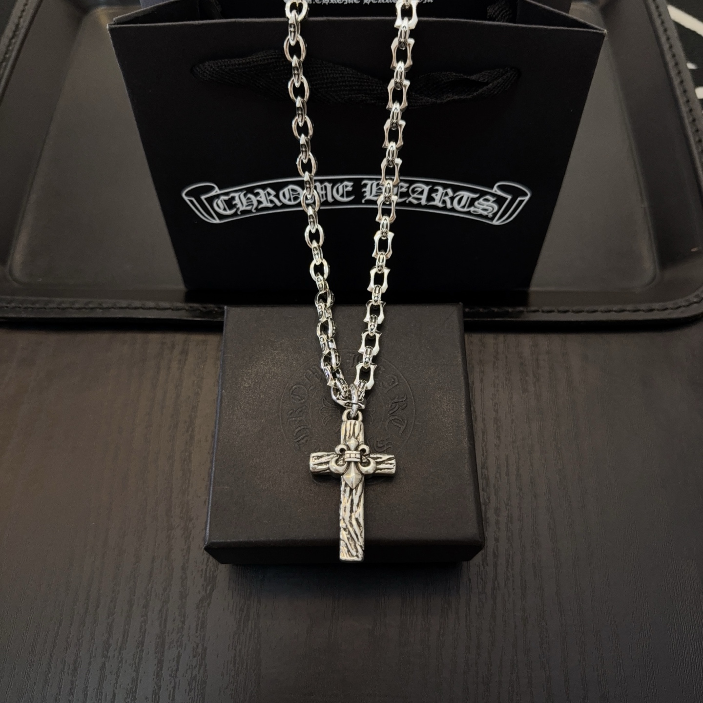 NO:556379,New [Counter Quality] Chrome Hearts Classic Retro Cross Necklace, Scout Flower Cross Pendant, Concave and Concave Shapes, Different Pattern Design Styles, Showing a Distinctive Cross, Scout Flower is Chrome Hearts' Emblem, So It's More Enduring. Genuine Patterned Chrome Hearts Differentiates from Ordinary Light Versions in the Market. Match the Standard Quality. Look at the Printing Details, the Vintage Aged Gray Oxygen Level. Seiko Version!  !  !  Purely handmade ~ Authentic open mold fashion essentials. Can be worn by both men and women. Same style for couples. Official website original. Rock punk Thai silver style. Retro elements. Trendy and versatile!  , jewelry boutique, chrome hearts, chrome hearts, necklace19860909新款【专柜品质】Chrome Hearts克罗心经典复古十字架项链 童军花十字架吊坠 凹凸造型不同的花纹设计风格 呈现出与众不同 十字架 童军花是克罗心的志 所以更经久不衰 正品打版Chrome Hearts克罗心 区别市场普通轻版 对版对标品质 看字印细节 复古做旧灰氧程度.精工版本！！！ 纯手工打造 ～正品开模潮流时尚必备 男女均可佩戴 情侣同款 官网原版 摇滚朋克泰银风格 复古元素 潮流百搭！,饰品精品,chrome hearts,chrome hearts,necklace,Jewelry