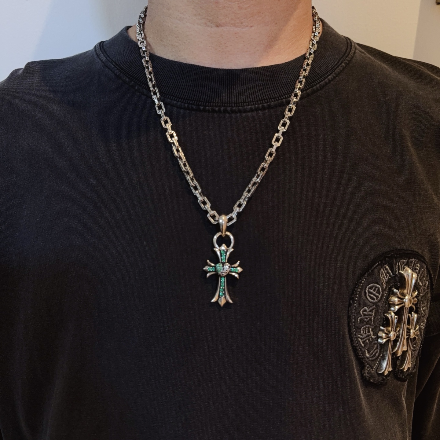 NO:556396,New [Counter Quality] Chrome Hearts Classic Retro Necklace, Green Diamond Heart Cross Pendant, Concave and Concave Shapes, Different Pattern Design Styles, Showing a Distinctive Cross, Scout Flower is Chrome Hearts' Emblem, So It's More Enduring, Genuine Patterned Chrome Hearts, Differentiating from Ordinary Light Editions in the Market, Matching Edition, Standard Quality, Look at the Printing Details, Vintage Aged Gray Oxygen Level. Seiko Version!  !  !  Purely handmade ~ Authentic open mold fashion essentials. Can be worn by both men and women. Same style for couples. Official website original. Rock punk Thai silver style. Retro elements. Trendy and versatile!  , jewelry boutique, chrome hearts, chrome hearts, necklace19860909新款【专柜品质】Chrome Hearts克罗心经典复古项链 绿钻桃心十字架吊坠 凹凸造型不同的花纹设计风格 呈现出与众不同 十字架 童军花是克罗心的志 所以更经久不衰 正品打版Chrome Hearts克罗心 区别市场普通轻版 对版对标品质 看字印细节 复古做旧灰氧程度.精工版本！！！ 纯手工打造 ～正品开模潮流时尚必备 男女均可佩戴 情侣同款 官网原版 摇滚朋克泰银风格 复古元素 潮流百搭！,饰品精品,chrome hearts,chrome hearts,necklace,Jewelry