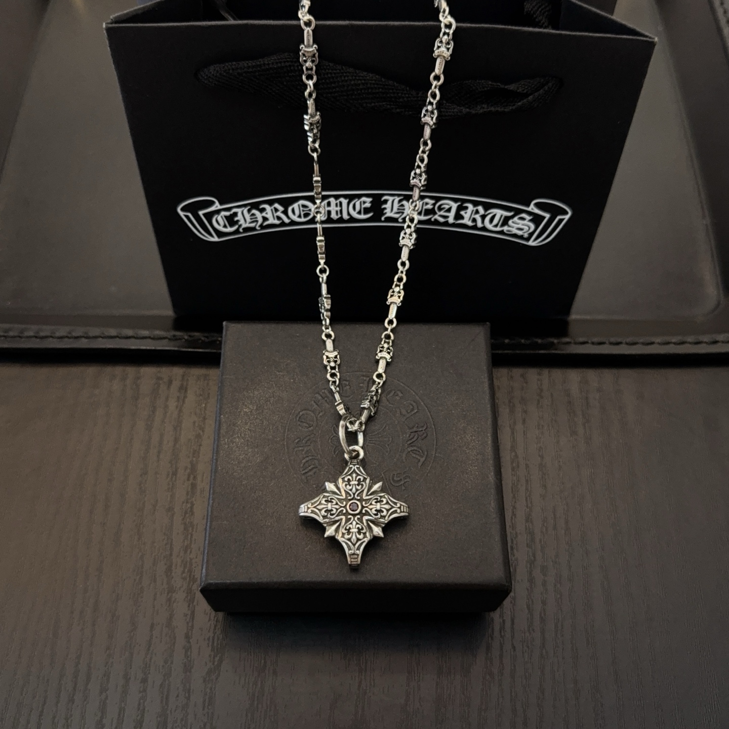 NO:556403,New [counter quality] Chrome Hearts classic retro sword necklace, cross flower pendant, concave and convex shapes with different pattern design styles, showing a distinctive cross. The Scout flower is the symbol of Chrome Hearts, so it is more durable. Genuine pattern-printed Chrome Hearts distinguishes the ordinary light version in the market. Match the version and standard quality. Look at the printing details, the degree of retro gray oxidation. Seiko version!  !  !  Purely handmade ~ Authentic open mold fashion essentials. Can be worn by both men and women. Same style for couples. Official website original. Rock punk Thai silver style. Retro elements. Trendy and versatile!  , jewelry boutique, chrome hearts, chrome hearts, necklace19860909新款【专柜品质】Chrome Hearts克罗心经典复古宝剑项链 十字花吊坠 凹凸造型不同的花纹设计风格 呈现出与众不同 十字架 童军花是克罗心的志 所以更经久不衰 正品打版Chrome Hearts克罗心 区别市场普通轻版 对版对标品质 看字印细节 复古做旧灰氧程度.精工版本！！！ 纯手工打造 ～正品开模潮流时尚必备 男女均可佩戴 情侣同款 官网原版 摇滚朋克泰银风格 复古元素 潮流百搭！,饰品精品,chrome hearts,chrome hearts,necklace,Jewelry