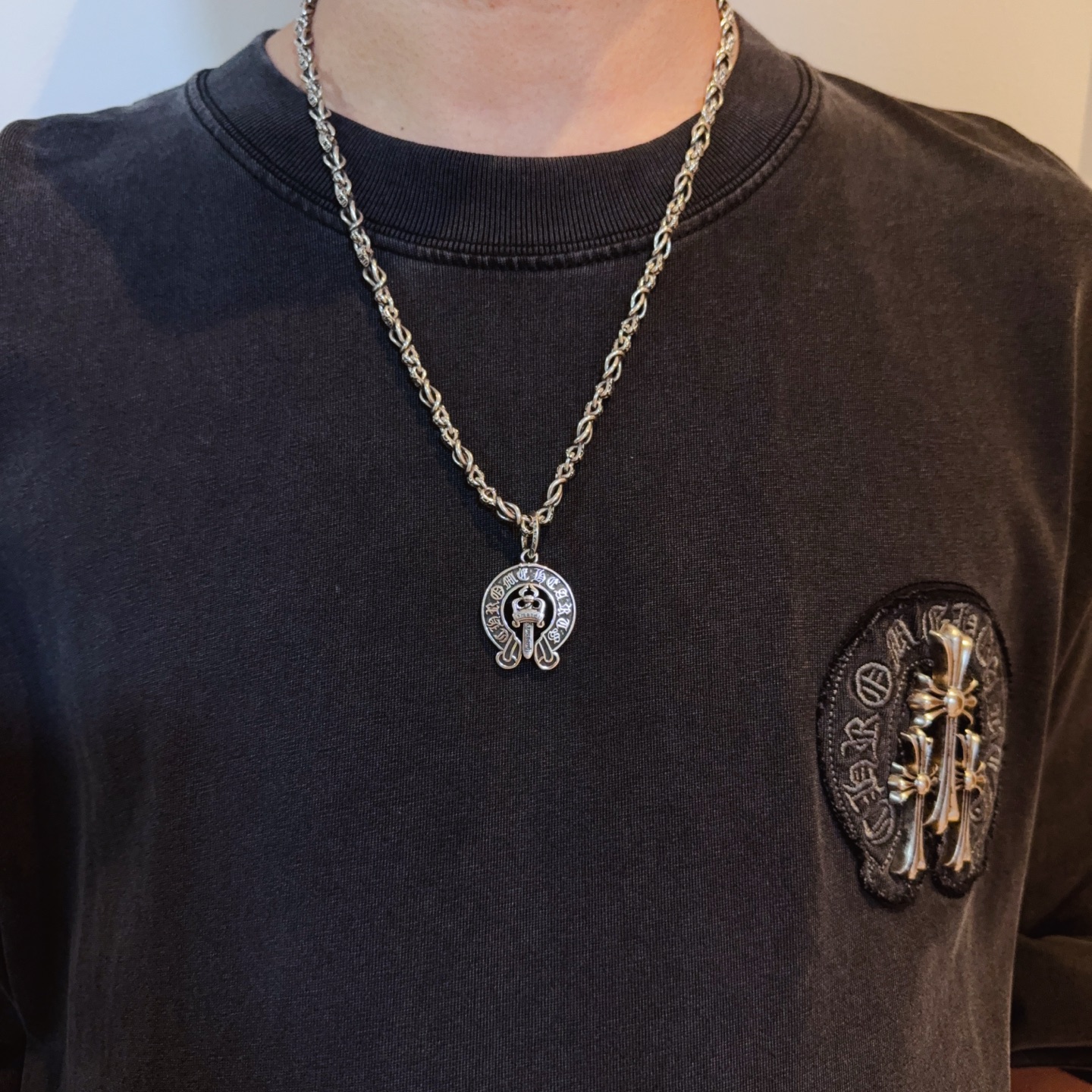 NO:556411,New [counter quality] Chrome Hearts Classic Retro Necklace, Horseshoe Print Sword Pendant, Concave and Concave Shapes, Different Pattern Design Styles, Presenting a Distinctive Cross, Scout Flower is Chrome Hearts' Emblem, So It's More Enduring, Genuine Patterned Chrome Hearts Differentiates from Ordinary Light Editions in the Market, Matching Editions, Standard Quality, Look at the Printing Details, Retro Aged Gray Oxygen Level. Seiko Version!  !  !  Purely handmade ~ Authentic open mold fashion essentials. Can be worn by both men and women. Same style for couples. Official website original. Rock punk Thai silver style. Retro elements. Trendy and versatile!  , jewelry boutique, chrome hearts, chrome hearts, necklace19860909新款【专柜品质】Chrome Hearts克罗心经典复古项链 马蹄印宝剑吊坠 凹凸造型不同的花纹设计风格 呈现出与众不同 十字架 童军花是克罗心的志 所以更经久不衰 正品打版Chrome Hearts克罗心 区别市场普通轻版 对版对标品质 看字印细节 复古做旧灰氧程度.精工版本！！！ 纯手工打造 ～正品开模潮流时尚必备 男女均可佩戴 情侣同款 官网原版 摇滚朋克泰银风格 复古元素 潮流百搭！,饰品精品,chrome hearts,chrome hearts,necklace,Jewelry