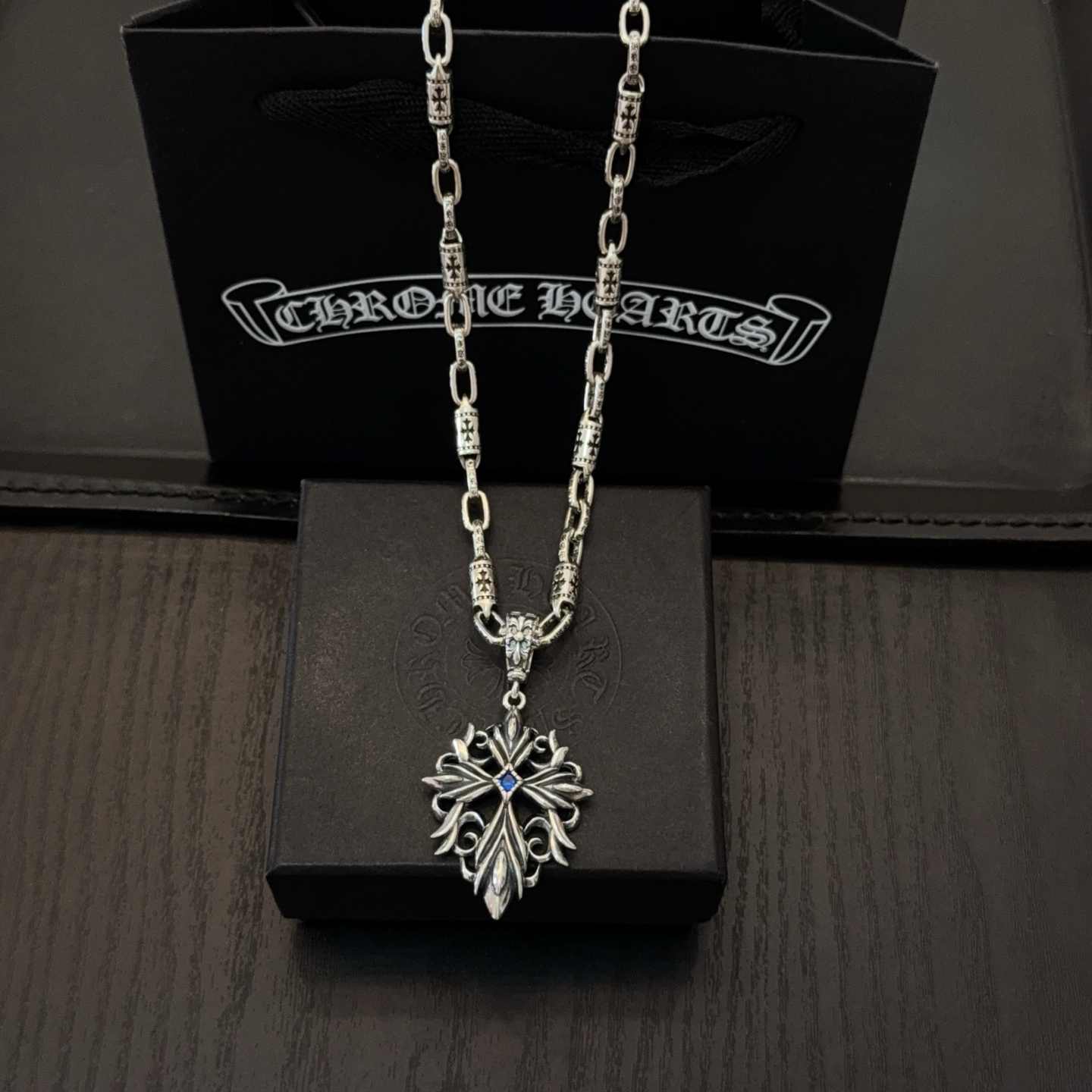 NO:556418,New [counter quality] Chrome Hearts Classic Retro Cross Necklace, Cross Flower Pendant, Concave and Concave Shapes, Different Pattern Design Styles, Presenting a Distinctive Cross, Scout Flower is the symbol of Chrome Hearts, so it is more durable. Genuine pattern-printed Chrome Hearts distinguishes the ordinary light version in the market. Match the version and standard quality. Look at the printing details, the degree of retro gray oxidation. Seiko version!  !  !  Purely handmade ~ Authentic open mold fashion essentials. Can be worn by both men and women. Same style for couples. Official website original. Rock punk Thai silver style. Retro elements. Trendy and versatile!  , jewelry boutique, chrome hearts, chrome hearts, necklace19860909新款【专柜品质】Chrome Hearts克罗心经典复古十字架项链 十字花吊坠 凹凸造型不同的花纹设计风格 呈现出与众不同 十字架 童军花是克罗心的志 所以更经久不衰 正品打版Chrome Hearts克罗心 区别市场普通轻版 对版对标品质 看字印细节 复古做旧灰氧程度.精工版本！！！ 纯手工打造 ～正品开模潮流时尚必备 男女均可佩戴 情侣同款 官网原版 摇滚朋克泰银风格 复古元素 潮流百搭！,饰品精品,chrome hearts,chrome hearts,necklace,Jewelry