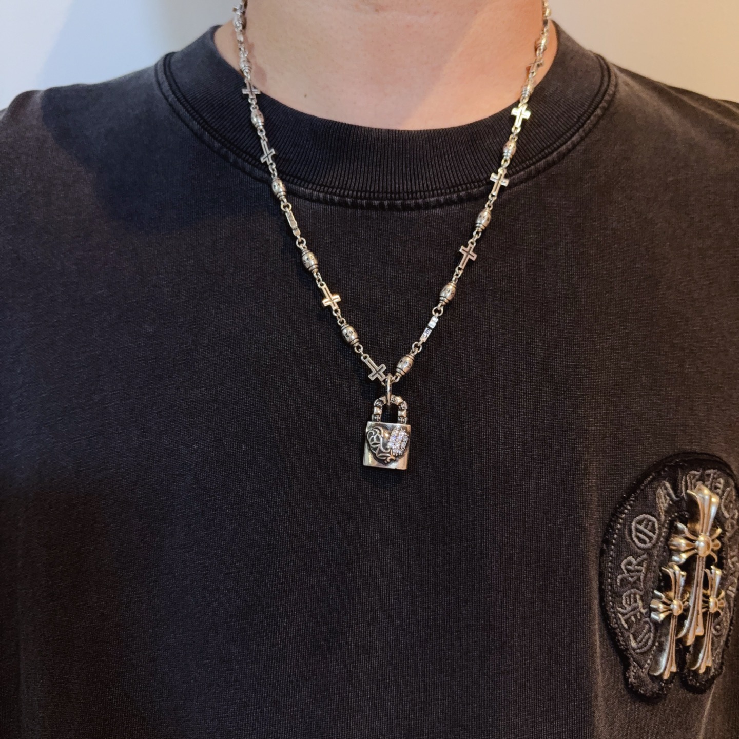 NO:556425,New [Counter Quality] Chrome Hearts Classic Retro Cross Necklace Vine Love Lock Pendant Concave and Concave Shape Different Pattern Design Styles Show a Distinctive Cross and Scout Flower are Chrome Hearts’ Emblem, So They Are More Enduring Genuine Patterned Chrome Hearts Differentiate from Ordinary Light Versions in the Market Match the Standard Quality Look at the Printing Details The Vintage Old Gray Oxygen Degree. Seiko Version!  !  !  Purely handmade ~ Authentic open mold fashion essentials. Can be worn by both men and women. Same style for couples. Official website original. Rock punk Thai silver style. Retro elements. Trendy and versatile!  , jewelry boutique, chrome hearts, chrome hearts, necklace19860909新款【专柜品质】Chrome Hearts克罗心经典复古十字架项链 藤蔓爱心锁吊坠 凹凸造型不同的花纹设计风格 呈现出与众不同 十字架 童军花是克罗心的志 所以更经久不衰 正品打版Chrome Hearts克罗心 区别市场普通轻版 对版对标品质 看字印细节 复古做旧灰氧程度.精工版本！！！ 纯手工打造 ～正品开模潮流时尚必备 男女均可佩戴 情侣同款 官网原版 摇滚朋克泰银风格 复古元素 潮流百搭！,饰品精品,chrome hearts,chrome hearts,necklace,Jewelry