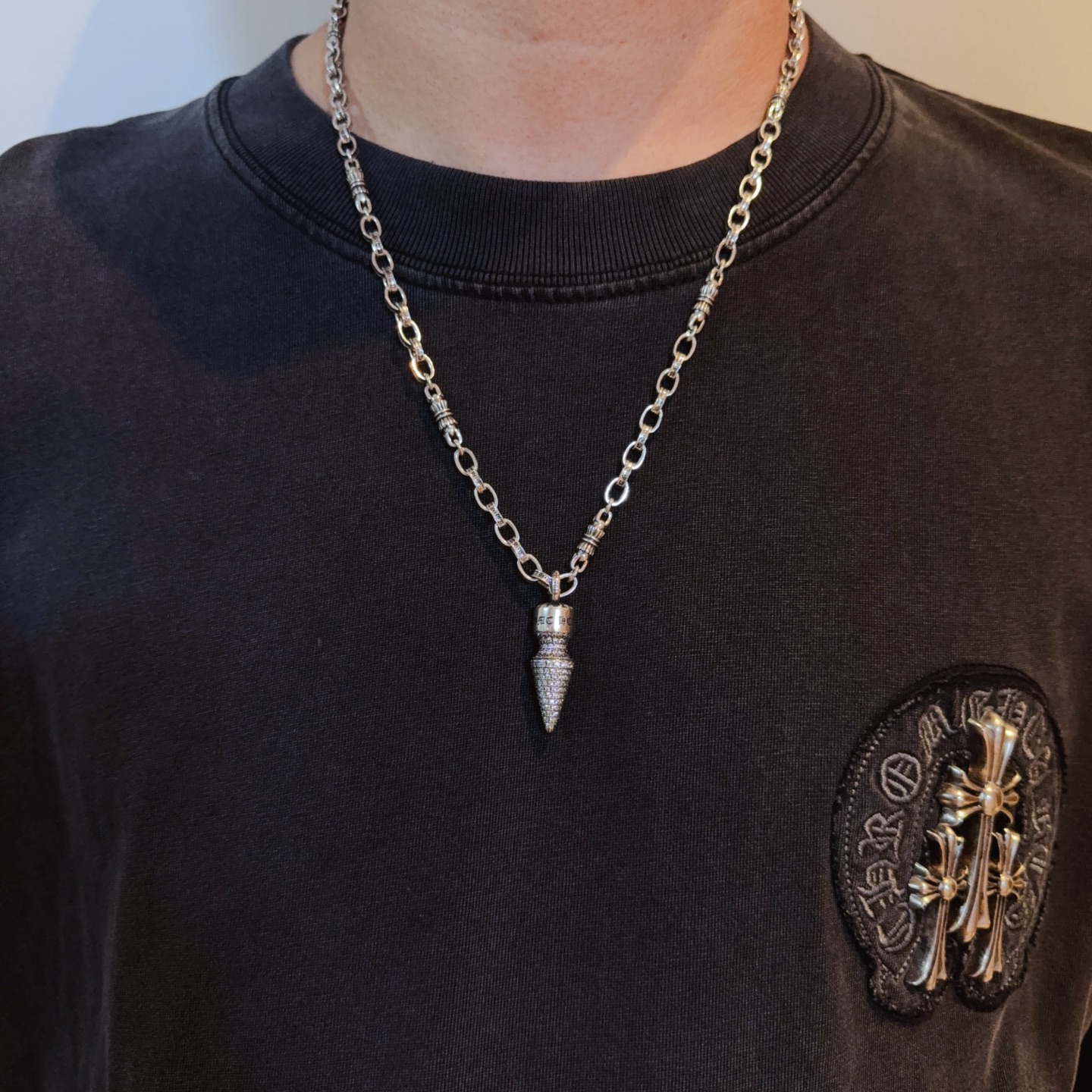 NO:556433,New [counter quality] Chrome Hearts classic retro necklace, diamond bullet pendant, concave and convex shapes, different pattern design styles, showing a distinctive cross, Scout flower is the symbol of Chrome Hearts, so it is more durable. Genuine pattern-printed Chrome Hearts distinguishes the ordinary light version in the market. Match the version and standard quality. Look at the printing details, the degree of retro gray oxidation. Seiko version!  !  !  Purely handmade ~ Authentic open mold fashion essentials. Can be worn by both men and women. Same style for couples. Official website original. Rock punk Thai silver style. Retro elements. Trendy and versatile!  , jewelry boutique, chrome hearts, chrome hearts, necklace19860909新款【专柜品质】Chrome Hearts克罗心经典复古项链 满钻子弹吊坠 凹凸造型不同的花纹设计风格 呈现出与众不同 十字架 童军花是克罗心的志 所以更经久不衰 正品打版Chrome Hearts克罗心 区别市场普通轻版 对版对标品质 看字印细节 复古做旧灰氧程度.精工版本！！！ 纯手工打造 ～正品开模潮流时尚必备 男女均可佩戴 情侣同款 官网原版 摇滚朋克泰银风格 复古元素 潮流百搭！,饰品精品,chrome hearts,chrome hearts,necklace,Jewelry