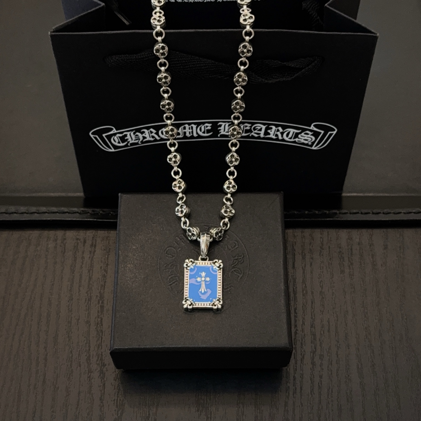 NO:556366,New [Counter Quality] Chrome Hearts Classic Retro Flower Ball Necklace, Square Cross Pendant, Concave and Concave Shape Different Pattern Design Styles, Presenting a Distinctive Cross, Scout Flower is the symbol of Chrome Hearts, so it is more durable. Genuine pattern-printed Chrome Hearts distinguishes the ordinary light version in the market. Check the quality of the version. Look at the printing details, the degree of retro ash oxidation. Seiko version!  !  !  Purely handmade ~ Authentic open mold fashion essentials. Can be worn by both men and women. Same style for couples. Official website original. Rock punk Thai silver style. Retro elements. Trendy and versatile!  , jewelry boutique, chrome hearts, chrome hearts, necklace19860909新款【专柜品质】Chrome Hearts克罗心经典复古花球项链 方牌十字架吊坠 凹凸造型不同的花纹设计风格 呈现出与众不同 十字架 童军花是克罗心的志 所以更经久不衰 正品打版Chrome Hearts克罗心 区别市场普通轻版 对版对标品质 看字印细节 复古做旧灰氧程度.精工版本！！！ 纯手工打造 ～正品开模潮流时尚必备 男女均可佩戴 情侣同款 官网原版 摇滚朋克泰银风格 复古元素 潮流百搭！,饰品精品,chrome hearts,chrome hearts,necklace,Jewelry