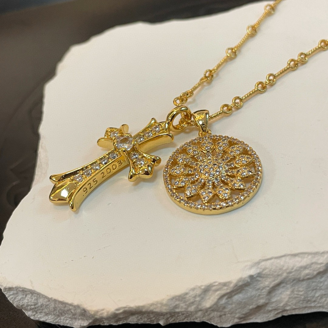 💰135 新款【专柜品质】Chrome Hearts克罗心经典十字架太阳花项链,凹凸造型不同的花纹设计风格呈现出与众不同 十字架童军花是克罗心的标志 所以更经久不衰 正品打版Chrome Hearts克罗心 区别市场普通轻版 对版对标品质 看字印细节 复古做旧灰氧程度.精工版本!