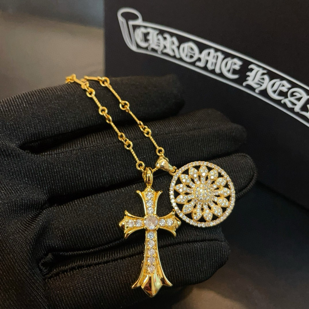 💰135 新款【专柜品质】Chrome Hearts克罗心经典十字架太阳花项链,凹凸造型不同的花纹设计风格呈现出与众不同 十字架童军花是克罗心的标志 所以更经久不衰 正品打版Chrome Hearts克罗心 区别市场普通轻版 对版对标品质 看字印细节 复古做旧灰氧程度.精工版本!