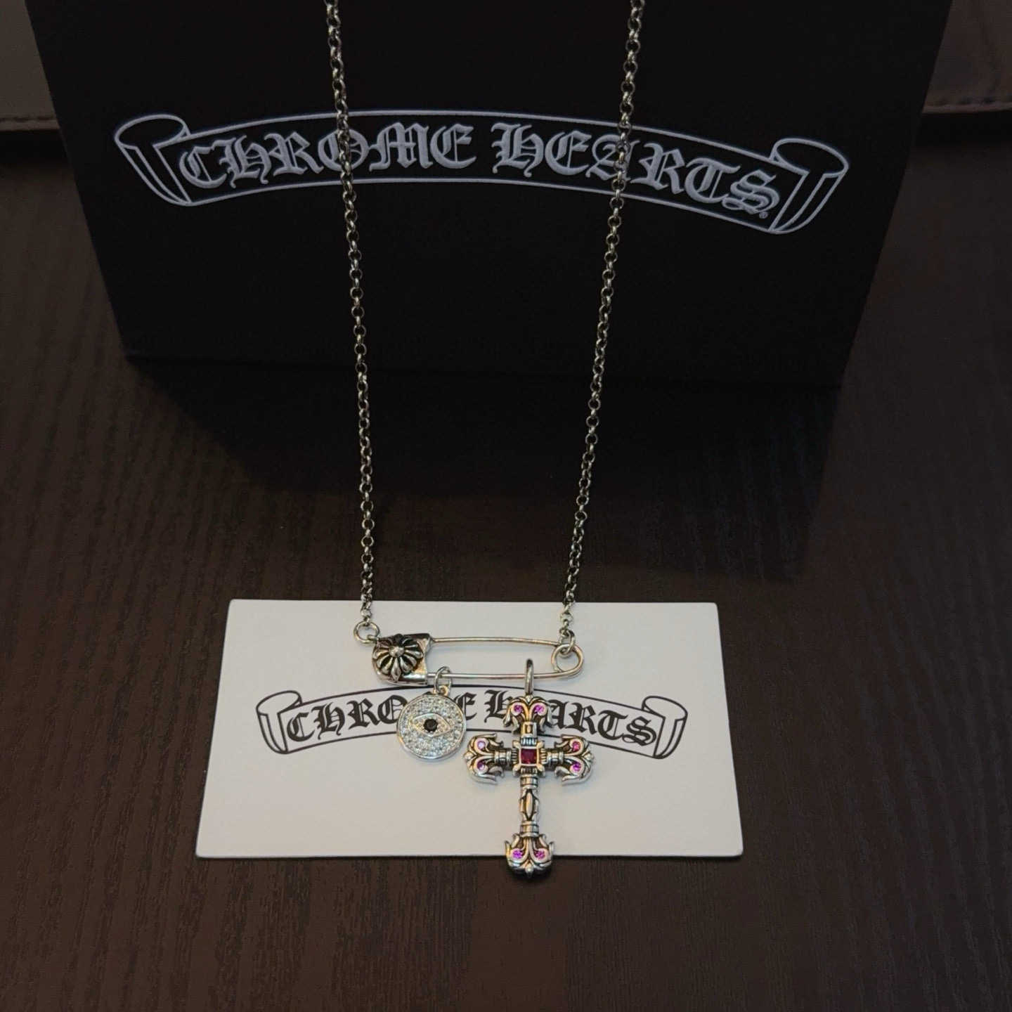 💰130 【专柜品质】Chrome Hearts克罗心别针十字架项链 ,凹凸造型不同的花纹设计风格 呈现出与众不同 十字架 童军花是克罗心的志 所以更经久不衰 正品打版Chrome Hearts克罗心 区别市场普通轻版 对版对标品质 看字印细节 复古做旧灰氧程度.精工版本!!! 纯手工打造 ~正品开模💝潮流时尚必备 男女均可佩戴 情侣同款 官网原版 摇滚朋克泰银风格 复古元素 潮流百搭!