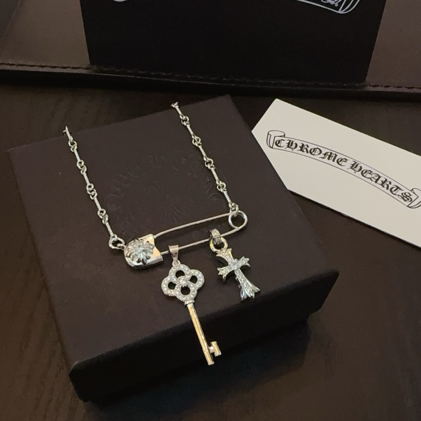 💰130 【专柜品质】Chrome Hearts克罗心别针十字架项链 ,凹凸造型不同的花纹设计风格 呈现出与众不同 十字架 童军花是克罗心的志 所以更经久不衰 正品打版Chrome Hearts克罗心 区别市场普通轻版 对版对标品质 看字印细节 复古做旧灰氧程度.精工版本!!! 纯手工打造 ~正品开模💝潮流时尚必备 男女均可佩戴 情侣同款 官网原版 摇滚朋克泰银风格 复古元素 潮流百搭!