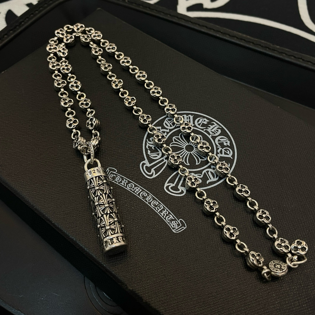 批💰150 抖音/快手/ins/小红书/直播热门 ,新款【专柜品质】Chrome Hearts克罗心花球项链 ,十字花圆柱吊坠,凹凸造型不同的花纹设计风格 呈现出与众不同 十字架 童军花是克罗心的志 所以更经久不衰 正品打版Chrome Hearts克罗心 区别市场普通轻版 对版对标品质 看字印细节 复古做旧灰氧程度.精工版本!!! 纯手工打造 ~正品开模💝潮流时尚必备 男女均可佩戴 情侣同款 官网原版 摇滚朋克泰银风格 复古元素 潮流百搭!
