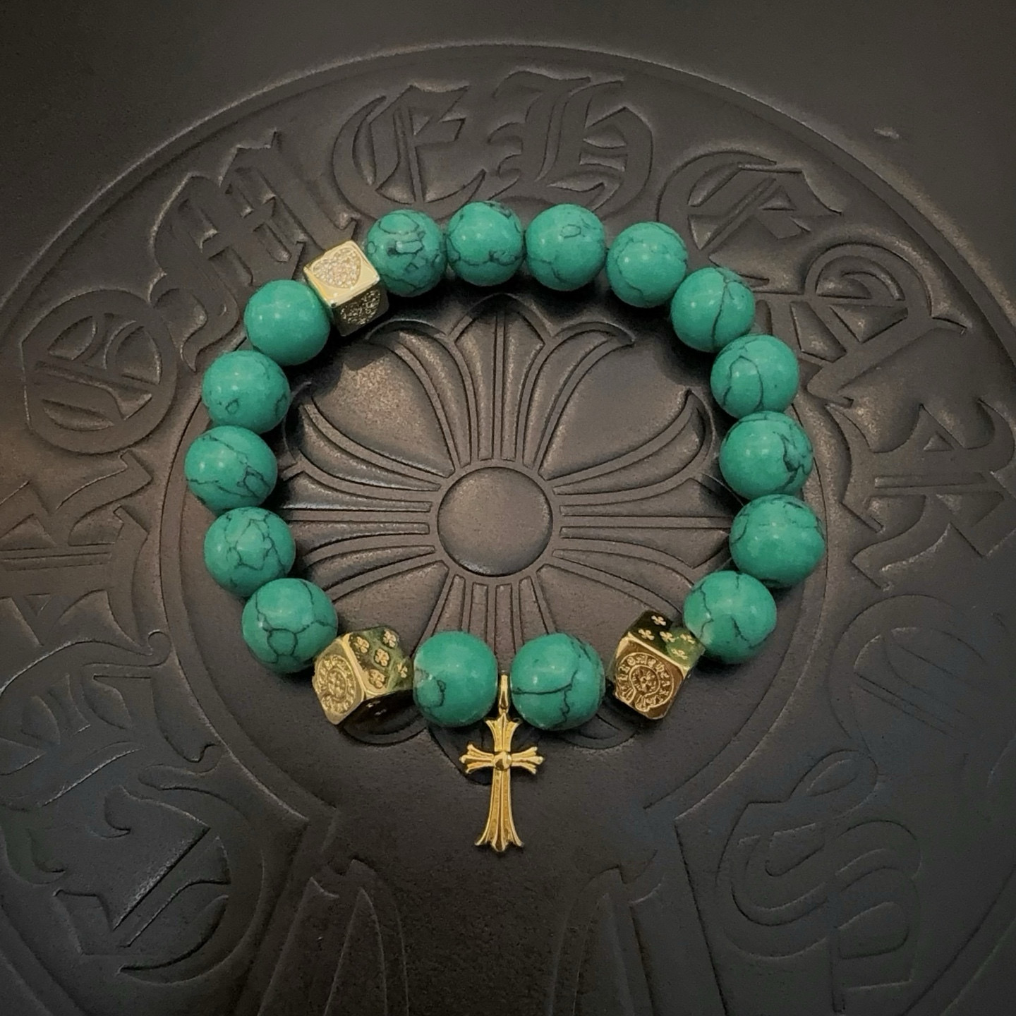 NO:557584,New [counter quality] Chrome Hearts Classic retro multi-element turquoise bracelet bracelet, concave and convex shapes with different pattern design styles, showing a distinctive cross and the Scout flower is the symbol of Chrome Hearts, so it is more durable. Genuine pattern-printed Chrome Hearts distinguishes the ordinary light version in the market. Match the version and standard quality. Look at the printing details, the degree of retro ash oxidation. Seiko version!  !  !  Purely handmade ~ Authentic open mold fashion essentials. Can be worn by both men and women. Same style for couples. Official website original. Rock punk Thai silver style. Retro elements. Trendy and versatile!  , jewelry boutique, chrome hearts, chrome hearts, bracelet19860909新款【专柜品质】Chrome Hearts克罗心 经典复古多元素绿松石手链手串,凹凸造型不同的花纹设计风格 呈现出与众不同 十字架 童军花是克罗心的志 所以更经久不衰 正品打版Chrome Hearts克罗心 区别市场普通轻版 对版对标品质 看字印细节 复古做旧灰氧程度.精工版本！！！ 纯手工打造 ～正品开模潮流时尚必备 男女均可佩戴 情侣同款 官网原版 摇滚朋克泰银风格 复古元素 潮流百搭！,饰品精品,chrome hearts,chrome hearts,bracelet,Jewelry