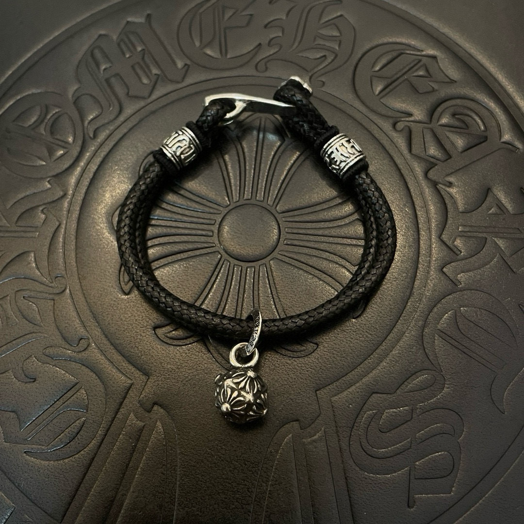 NO:557626,The first batch of new [counter quality] Chrome Hearts classic retro multi-element cross flower ball pendant bracelet, popular on Kuaishou/ins/Xiaohongshu, the different concave and convex shapes of the pattern design style are distinctive. The cross scout flower is the symbol of Chrome Hearts, so it is more durable. Genuine pattern-printing Chrome Hearts distinguishes the ordinary light version in the market. Match the standard quality. Look at the printing details. The degree of retro gray oxidation. Seiko version!  , jewelry boutique, chrome hearts, chrome hearts, bracelet19860909批新款【专柜品质】Chrome Hearts克罗心 经典复古多元素十字花球吊坠手串手链 ,快手/ins/小红书热门,凹凸造型不同的花纹设计风格呈现出与众不同 十字架童军花是克罗心的标志 所以更经久不衰 正品打版Chrome Hearts克罗心 区别市场普通轻版 对版对标品质 看字印细节 复古做旧灰氧程度.精工版本！,饰品精品,chrome hearts,chrome hearts,bracelet,Jewelry