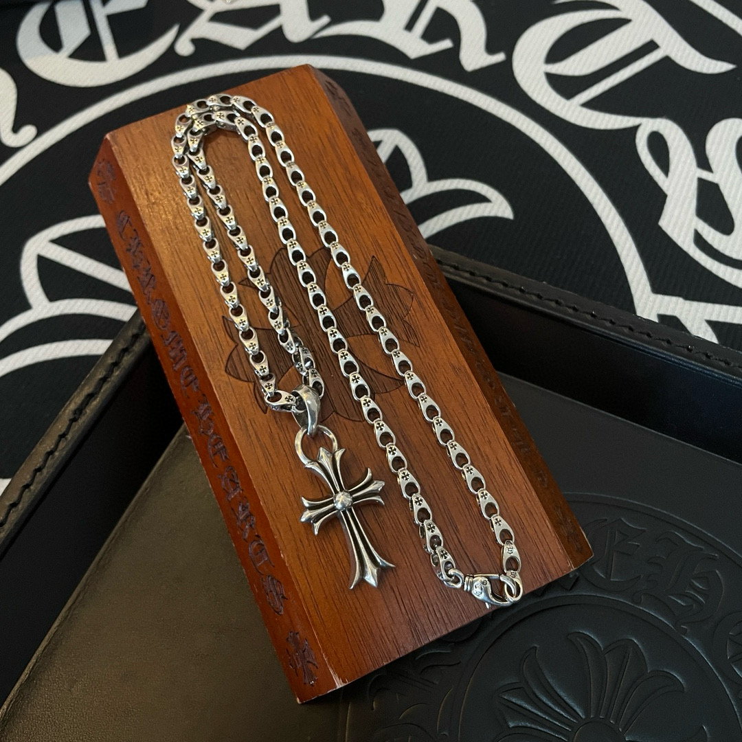 NO:557647,New [Counter Quality] Chrome Hearts Classic Retro Cross Circle Necklace Cross Pendant Concave and Concave Shape Different Pattern Design Styles Show Different Crosses and Scout Flowers are the symbol of Chrome Hearts, so they are more durable. Genuine type-printed Chrome Hearts necklace is different from the ordinary light version in the market. Check the version and standard quality. Look at the printing details. The degree of retro gray oxidation. Seiko version!  !  !  Purely handmade ~ Authentic open mold fashion essentials. Can be worn by both men and women. Same style for couples. Official website original. Rock punk Thai silver style. Retro elements. Trendy and versatile!  , jewelry boutique, chrome hearts, chrome hearts, necklace19860909新款【专柜品质】Chrome Hearts克罗心 经典复古十字圈项链 十字架吊坠 凹凸造型不同的花纹设计风格 呈现出与众不同 十字架 童军花是克罗心的志 所以更经久不衰 正品打版Chrome Hearts克罗心项链区别市场普通轻版 对版对标品质 看字印细节 复古做旧灰氧程度.精工版本！！！ 纯手工打造 ～正品开模潮流时尚必备 男女均可佩戴 情侣同款 官网原版 摇滚朋克泰银风格 复古元素 潮流百搭！,饰品精品,chrome hearts,chrome hearts,necklace,Jewelry