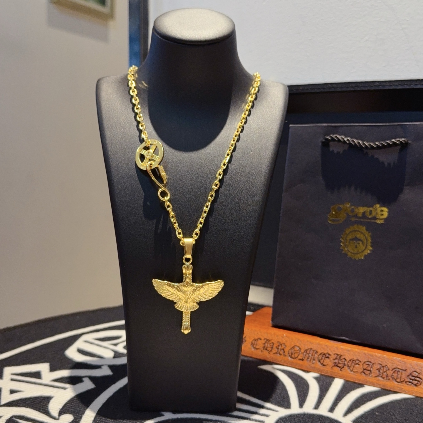 💰150    【新品上架】Goro’s高桥吾郎黄金色飞鹰项链，顶级版本，认准独家拍摄，主攻高端市场 ，快手/ins/小红书热门款，绝对区别普通版本！图片产品细节与ZP一致！原版制作工艺 精工品质 纯手工打造 ～正品开模💝潮流时尚必备 男女均可佩戴 情侣款同款 摇滚朋克泰银风格 复古元素 潮流百搭 官网同款❤️