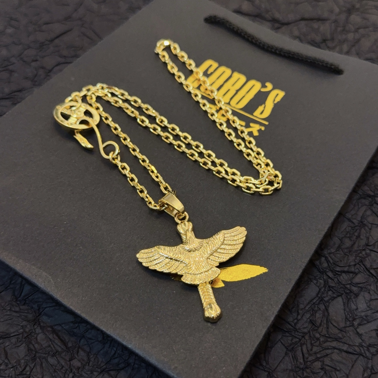 💰150    【新品上架】Goro’s高桥吾郎黄金色飞鹰项链，顶级版本，认准独家拍摄，主攻高端市场 ，快手/ins/小红书热门款，绝对区别普通版本！图片产品细节与ZP一致！原版制作工艺 精工品质 纯手工打造 ～正品开模💝潮流时尚必备 男女均可佩戴 情侣款同款 摇滚朋克泰银风格 复古元素 潮流百搭 官网同款❤️