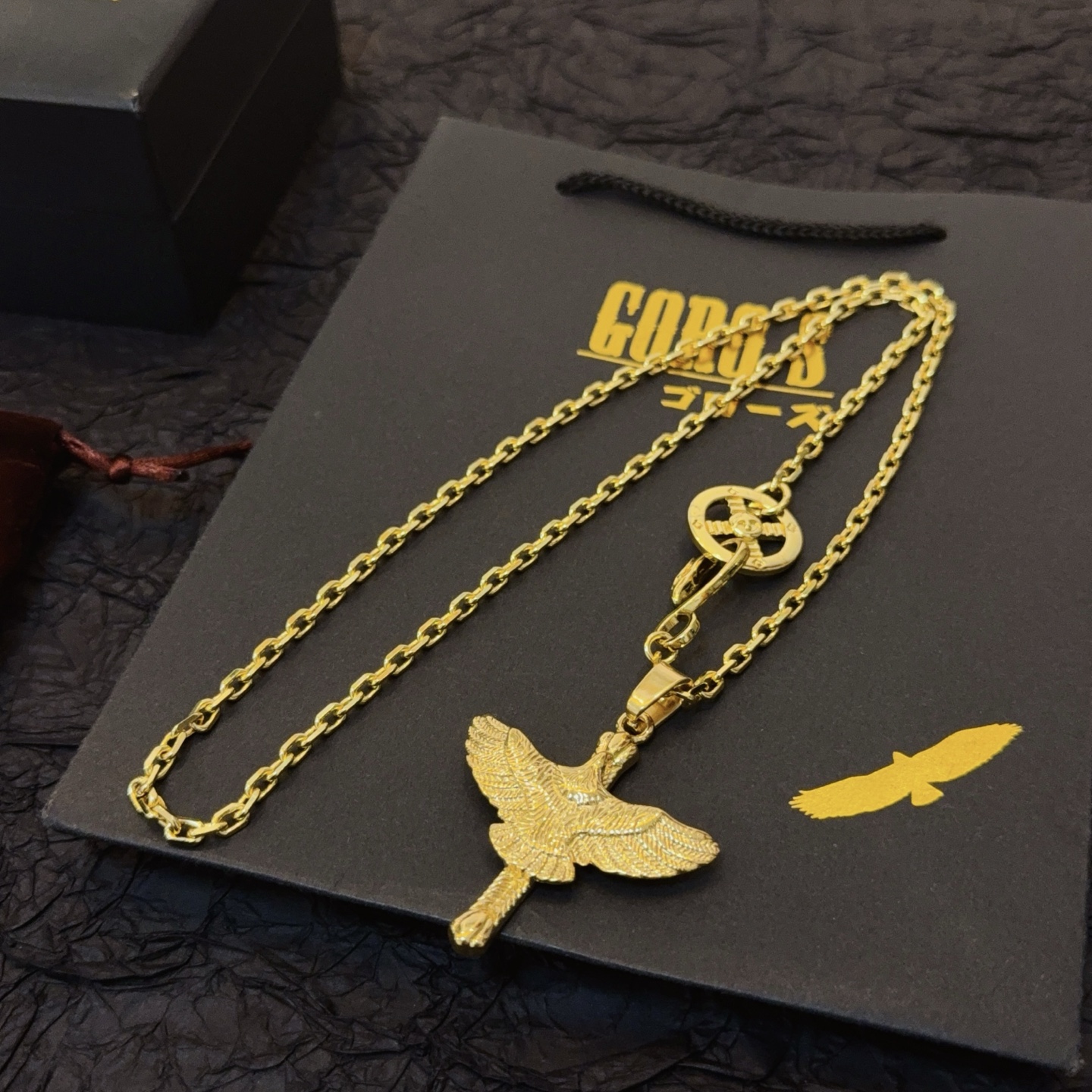 💰150    【新品上架】Goro’s高桥吾郎黄金色飞鹰项链，顶级版本，认准独家拍摄，主攻高端市场 ，快手/ins/小红书热门款，绝对区别普通版本！图片产品细节与ZP一致！原版制作工艺 精工品质 纯手工打造 ～正品开模💝潮流时尚必备 男女均可佩戴 情侣款同款 摇滚朋克泰银风格 复古元素 潮流百搭 官网同款❤️