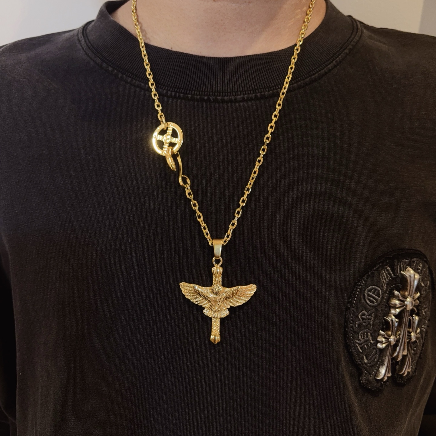 NO:581883,[New product on the shelves] Goro’s Goro Takahashi gold-colored flying eagle necklace, the top version, be sure to take exclusive photos, focus on the high-end market, a popular model on Kuaishou/ins/Xiaohongshu, absolutely different from the ordinary version!  The product details in the pictures are consistent with ZP!  Original production process, exquisite quality, purely handmade ~ Authentic mold opening, trendy and fashionable must-have, can be worn by both men and women, same style for couples, rock punk Thai silver style, retro elements, trendy and versatile, same style as the official website, boutique jewelry, necklace, gold19860909【新品上架】Goro’s高桥吾郎黄金色飞鹰项链,顶级版本,认准独家拍摄,主攻高端市场 ,快手/ins/小红书热门款,绝对区别普通版本！图片产品细节与ZP一致！原版制作工艺 精工品质 纯手工打造 ～正品开模潮流时尚必备 男女均可佩戴 情侣款同款 摇滚朋克泰银风格 复古元素 潮流百搭 官网同款,饰品精品,necklace,gold,Jewelry