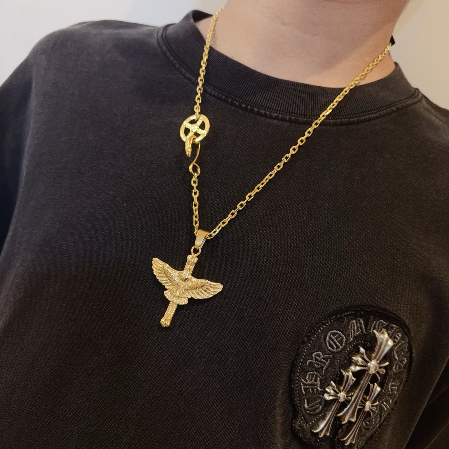 💰150    【新品上架】Goro’s高桥吾郎黄金色飞鹰项链，顶级版本，认准独家拍摄，主攻高端市场 ，快手/ins/小红书热门款，绝对区别普通版本！图片产品细节与ZP一致！原版制作工艺 精工品质 纯手工打造 ～正品开模💝潮流时尚必备 男女均可佩戴 情侣款同款 摇滚朋克泰银风格 复古元素 潮流百搭 官网同款❤️