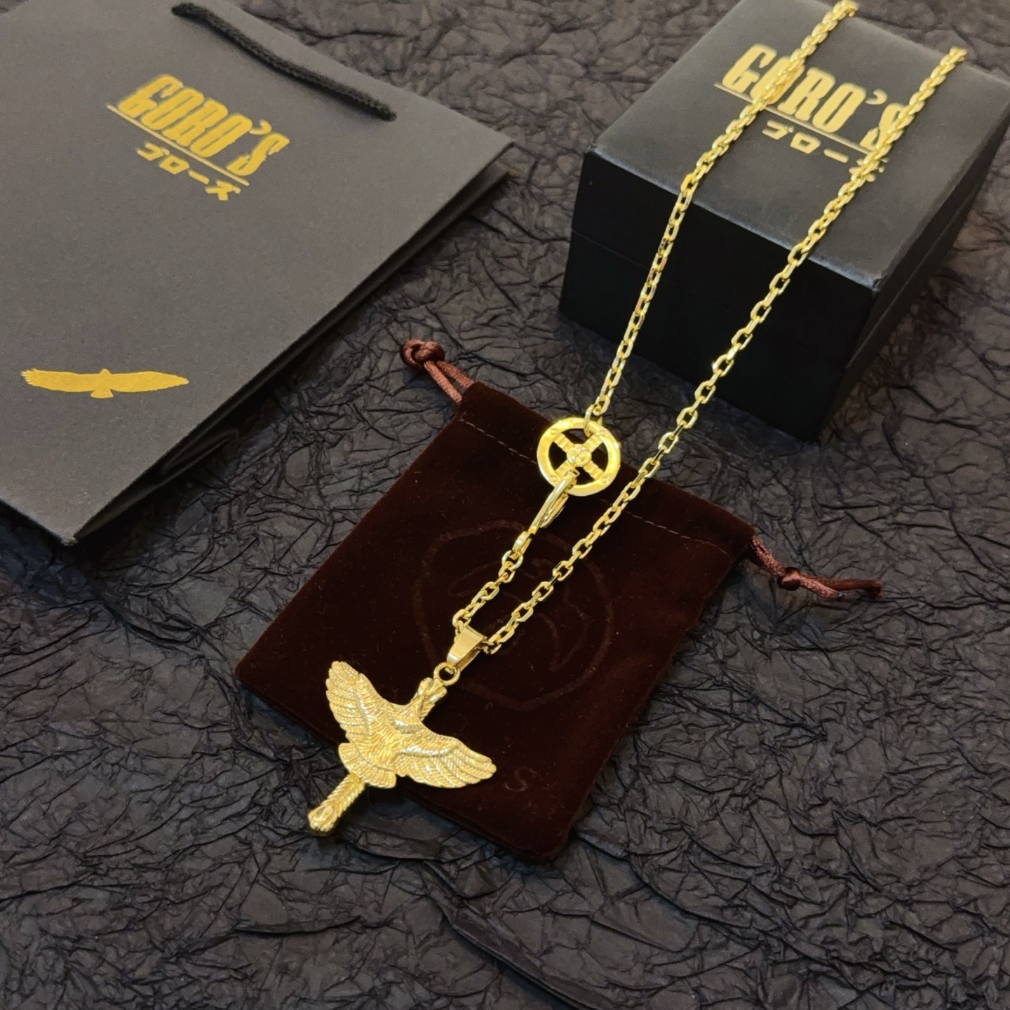 💰150    【新品上架】Goro’s高桥吾郎黄金色飞鹰项链，顶级版本，认准独家拍摄，主攻高端市场 ，快手/ins/小红书热门款，绝对区别普通版本！图片产品细节与ZP一致！原版制作工艺 精工品质 纯手工打造 ～正品开模💝潮流时尚必备 男女均可佩戴 情侣款同款 摇滚朋克泰银风格 复古元素 潮流百搭 官网同款❤️