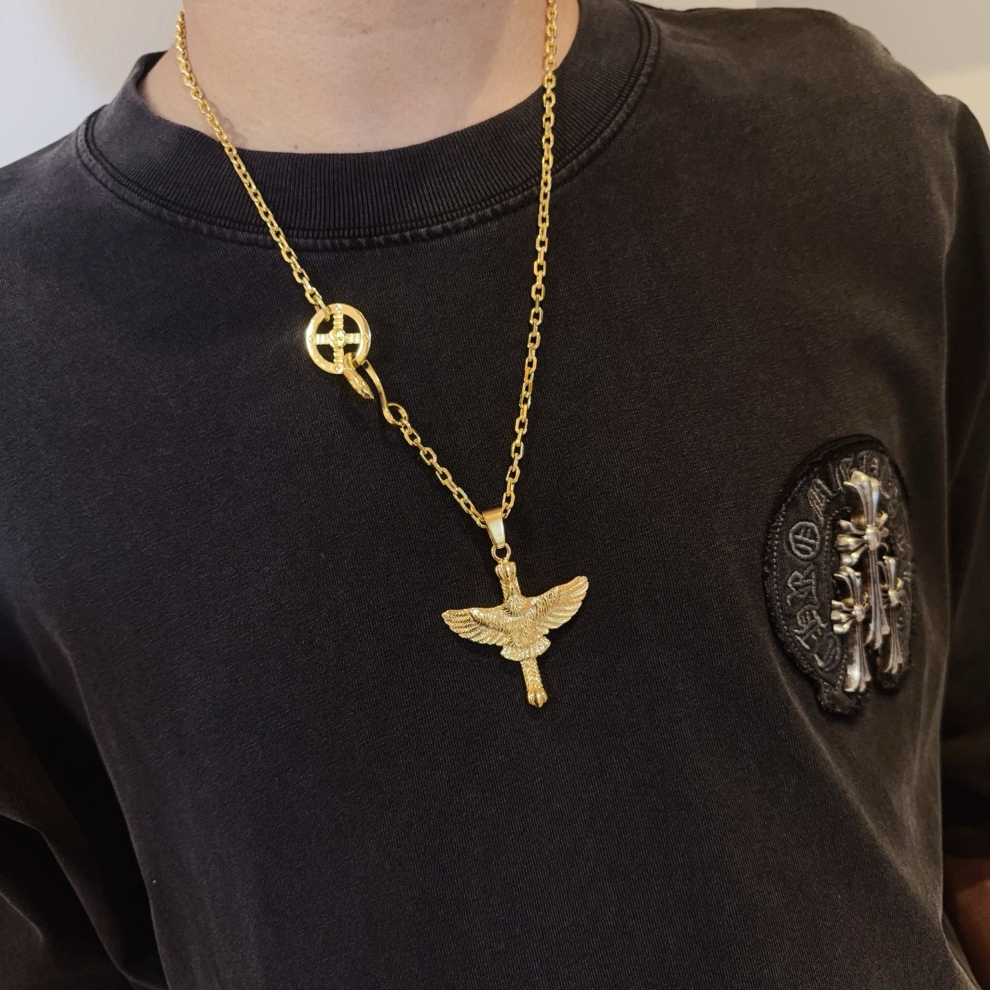 💰150    【新品上架】Goro’s高桥吾郎黄金色飞鹰项链，顶级版本，认准独家拍摄，主攻高端市场 ，快手/ins/小红书热门款，绝对区别普通版本！图片产品细节与ZP一致！原版制作工艺 精工品质 纯手工打造 ～正品开模💝潮流时尚必备 男女均可佩戴 情侣款同款 摇滚朋克泰银风格 复古元素 潮流百搭 官网同款❤️