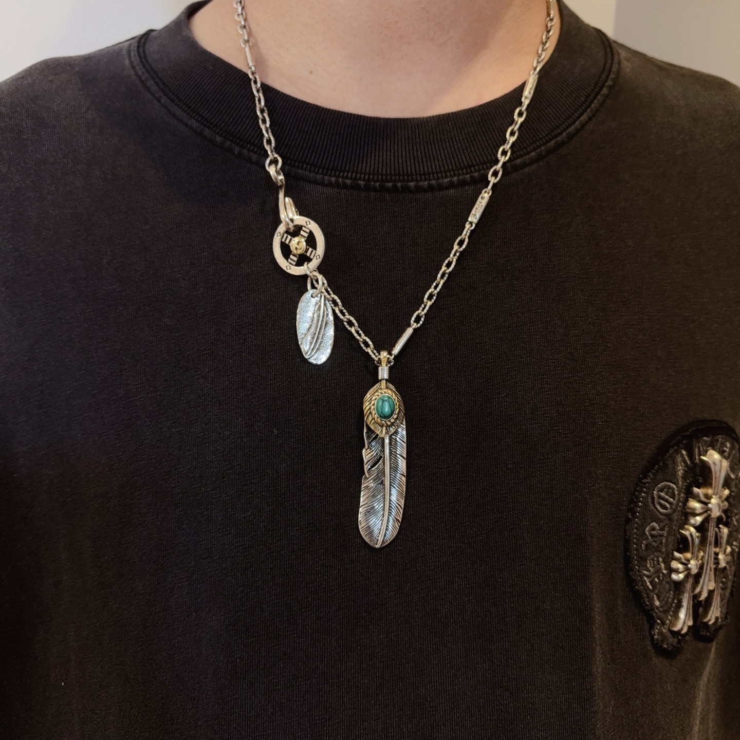 NO:581889,[New product on the shelves] Goro’s Takahashi Goro Turquoise Feather Necklace, the top version, be sure to take exclusive photos, focus on the high-end market, a popular model on Kuaishou/ins/Xiaohongshu, absolutely different from the ordinary version!  The product details in the pictures are consistent with ZP!  Original production process, exquisite quality, purely handmade ~ Authentic mold opening, trendy and fashionable must-have, can be worn by both men and women, the same style for couples, rock punk Thai silver style, retro elements, trendy and versatile, the same style as the official website, boutique jewelry, necklace19860909【新品上架】Goro’s高桥吾郎松石羽毛项链,顶级版本,认准独家拍摄,主攻高端市场 ,快手/ins/小红书热门款,绝对区别普通版本！图片产品细节与ZP一致！原版制作工艺 精工品质 纯手工打造 ～正品开模潮流时尚必备 男女均可佩戴 情侣款同款 摇滚朋克泰银风格 复古元素 潮流百搭 官网同款,饰品精品,necklace,Jewelry