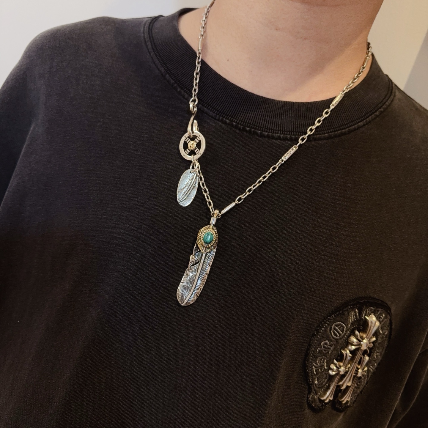 💰155  【新品上架】Goro’s高桥吾郎松石羽毛项链，顶级版本，认准独家拍摄，主攻高端市场 ，快手/ins/小红书热门款，绝对区别普通版本！图片产品细节与ZP一致！原版制作工艺 精工品质 纯手工打造 ～正品开模💝潮流时尚必备 男女均可佩戴 情侣款同款 摇滚朋克泰银风格 复古元素 潮流百搭 官网同款❤️