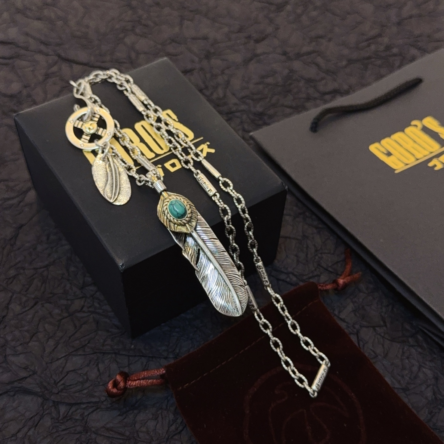 💰155  【新品上架】Goro’s高桥吾郎松石羽毛项链，顶级版本，认准独家拍摄，主攻高端市场 ，快手/ins/小红书热门款，绝对区别普通版本！图片产品细节与ZP一致！原版制作工艺 精工品质 纯手工打造 ～正品开模💝潮流时尚必备 男女均可佩戴 情侣款同款 摇滚朋克泰银风格 复古元素 潮流百搭 官网同款❤️