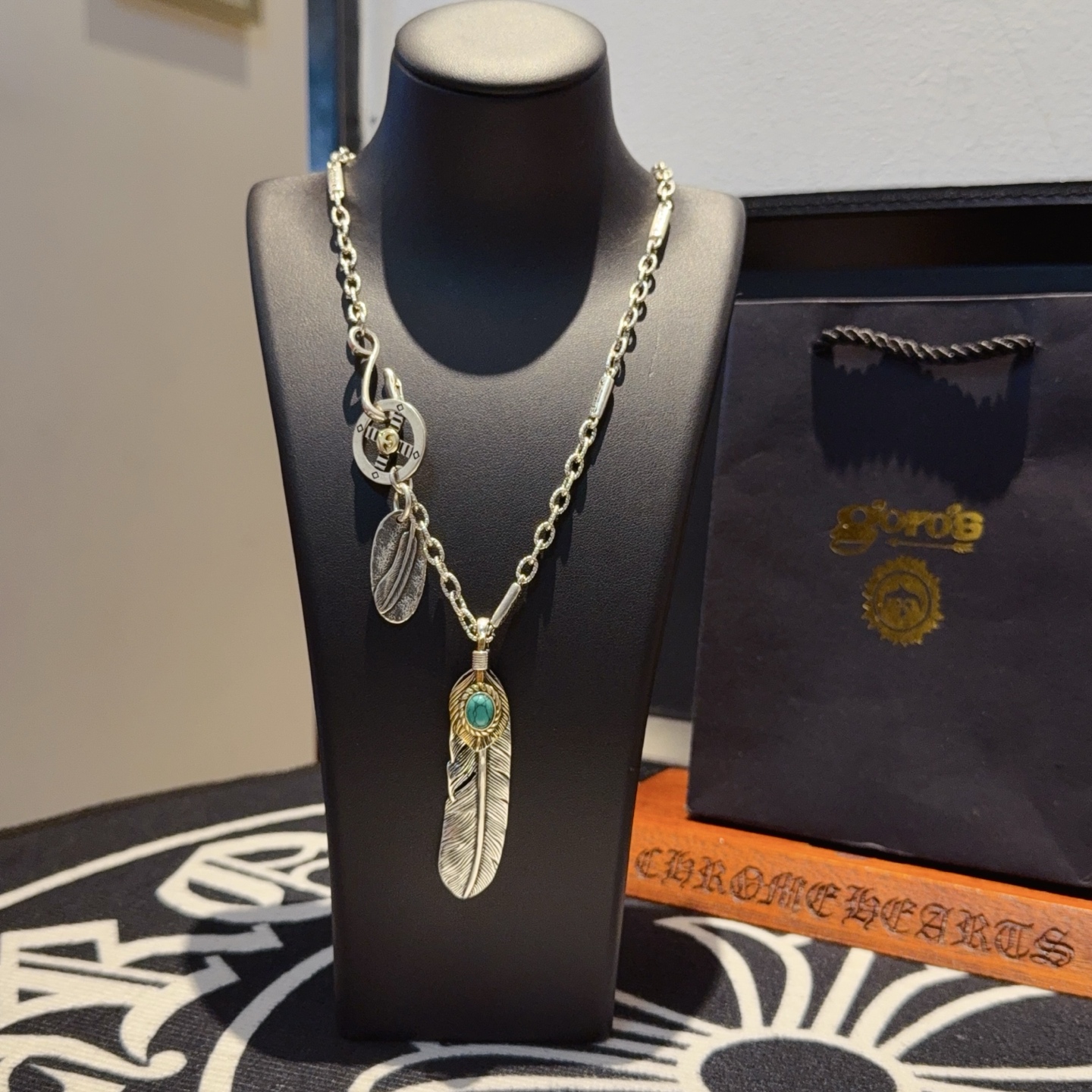 💰155  【新品上架】Goro’s高桥吾郎松石羽毛项链，顶级版本，认准独家拍摄，主攻高端市场 ，快手/ins/小红书热门款，绝对区别普通版本！图片产品细节与ZP一致！原版制作工艺 精工品质 纯手工打造 ～正品开模💝潮流时尚必备 男女均可佩戴 情侣款同款 摇滚朋克泰银风格 复古元素 潮流百搭 官网同款❤️