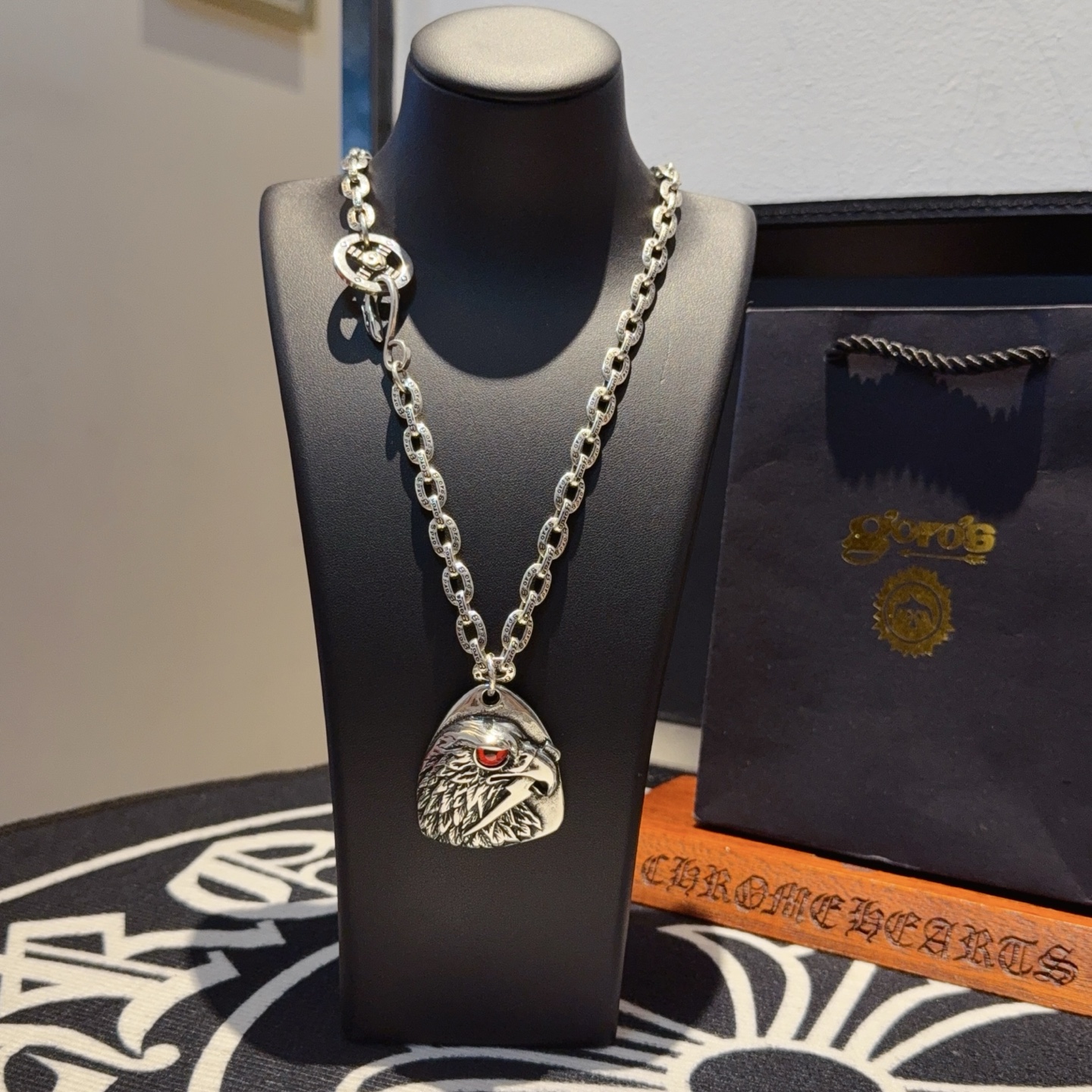 💰150  【新品上架】Goro’s高桥吾郎鹰头项链，顶级版本，认准独家拍摄，主攻高端市场 ，快手/ins/小红书热门款，绝对区别普通版本！图片产品细节与ZP一致！原版制作工艺 精工品质 纯手工打造 ～正品开模💝潮流时尚必备 男女均可佩戴 情侣款同款 摇滚朋克泰银风格 复古元素 潮流百搭 官网同款❤️
