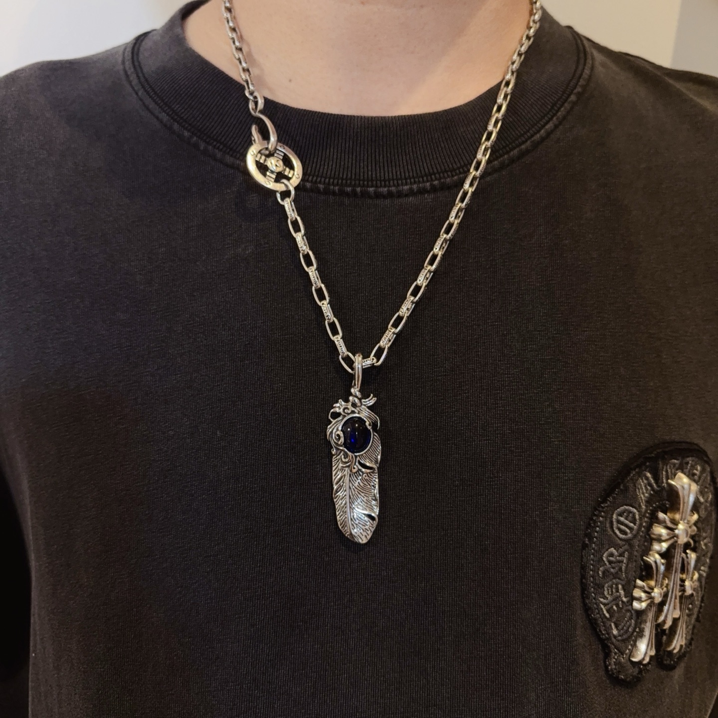 NO:581892,[New product on the shelves] Goro’s Goro Takahashi Feather Necklace, the top version, exclusive photo shoot, focusing on the high-end market, popular model on Kuaishou/ins/Xiaohongshu, absolutely different from the ordinary version!  The product details in the pictures are consistent with ZP!  Original production process, exquisite quality, purely handmade ~ Authentic mold opening, trendy and fashionable must-have, can be worn by both men and women, the same style for couples, rock punk Thai silver style, retro elements, trendy and versatile, the same style as the official website, boutique jewelry, necklace19860909【新品上架】Goro’s高桥吾郎羽毛项链,顶级版本,认准独家拍摄,主攻高端市场 ,快手/ins/小红书热门款,绝对区别普通版本！图片产品细节与ZP一致！原版制作工艺 精工品质 纯手工打造 ～正品开模潮流时尚必备 男女均可佩戴 情侣款同款 摇滚朋克泰银风格 复古元素 潮流百搭 官网同款,饰品精品,necklace,Jewelry