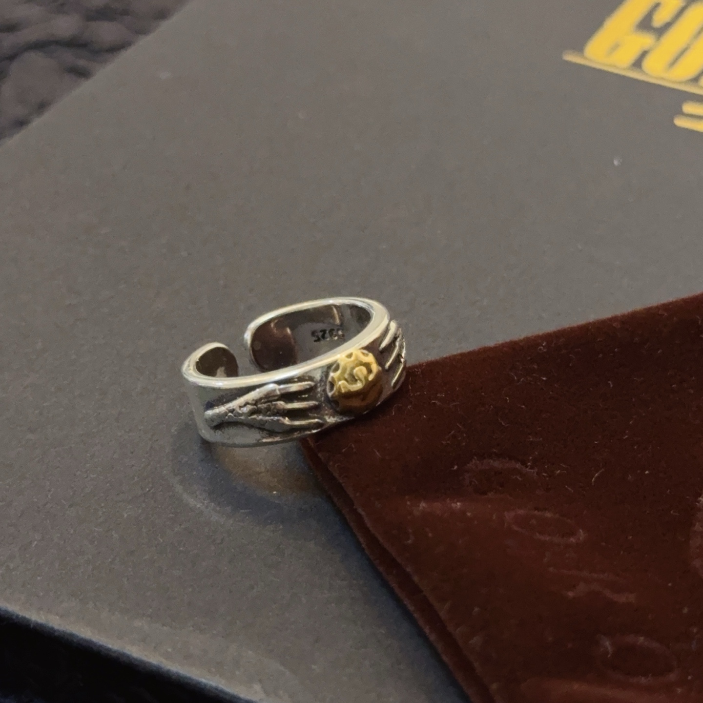 💰85  【新品上架】Goro’s高桥吾郎戒指，顶级版本 认准独家拍摄 主攻高端市场 绝对区别普通版本！图片产品细节与ZP一致！原版制作工艺 精工品质 纯手工打造 ～正品开模💝潮流时尚必备 男女均可佩戴 情侣款同款 摇滚朋克泰银风格 复古元素 潮流百搭 官网同款❤️