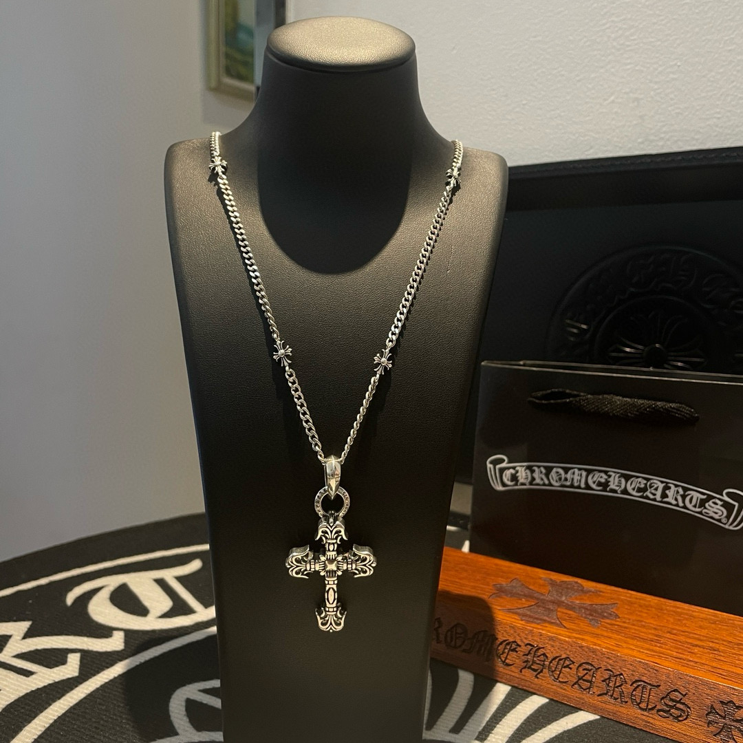 NO:581916,Batch Douyin / Kuaishou / ins / Xiaohongshu / live broadcast popular, new [counter quality] Chrome Hearts Chrome Hearts Cross Necklace, Flame Cross Pendant, different concave and convex shapes pattern design style, showing a distinctive cross. The Scout flower is the symbol of Chrome Hearts, so it is more durable. Authentic Chrome Hearts Chrome Hearts is different from the ordinary light version in the market. Match the standard quality. Look at the printing details. The degree of retro ash oxidation. Seiko version!  !  !  Purely handmade ~ Authentic open mold fashion essentials. Can be worn by both men and women. Same style for couples. Official website original. Rock punk Thai silver style. Retro elements. Trendy and versatile!  , jewelry boutique, chrome hearts, chrome hearts, necklace19860909批 抖音/快手/ins/小红书/直播热门 ,新款【专柜品质】Chrome Hearts克罗心十字架项链 ,火焰十字架吊坠,凹凸造型不同的花纹设计风格 呈现出与众不同 十字架 童军花是克罗心的志 所以更经久不衰 正品打版Chrome Hearts克罗心 区别市场普通轻版 对版对标品质 看字印细节 复古做旧灰氧程度.精工版本！！！ 纯手工打造 ～正品开模潮流时尚必备 男女均可佩戴 情侣同款 官网原版 摇滚朋克泰银风格 复古元素 潮流百搭！,饰品精品,chrome hearts,chrome hearts,necklace,Jewelry