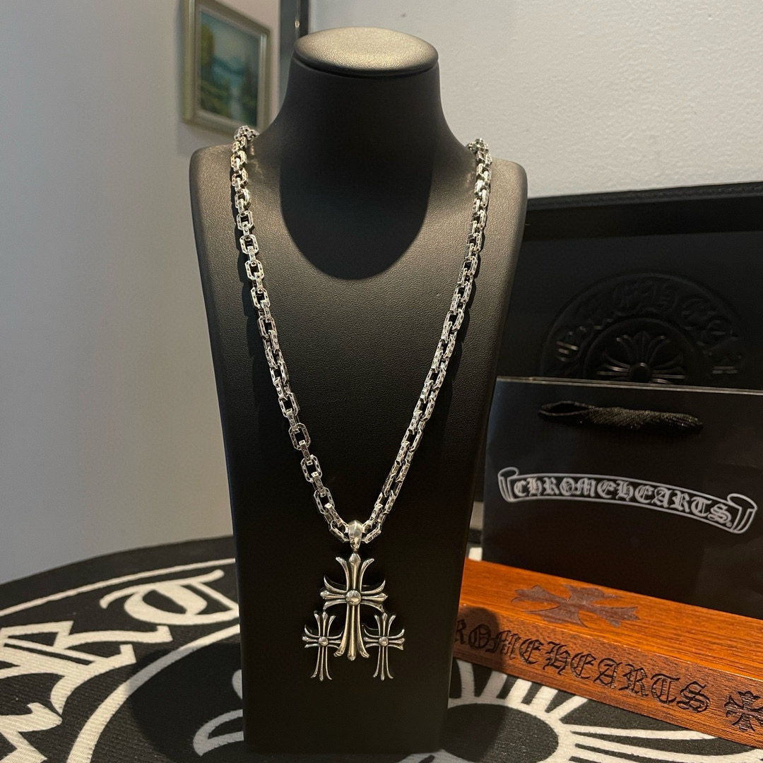 NO:581904,Batch Douyin/Kuaishou/ins/Xiaohongshu/live broadcast popular, new [counter quality] Chrome Hearts necklace, thirty cross pendant, different concave and convex shapes, pattern design style, showing a distinctive cross. The Scout flower is the symbol of Chrome Hearts, so it is more durable. Genuine patterned Chrome Hearts distinguishes the ordinary light version in the market. Match the version and standard quality. Look at the printing details. The degree of retro gray oxidation. Seiko version!  !  !  Purely handmade ~ Authentic open mold fashion essentials. Can be worn by both men and women. Same style for couples. Official website original. Rock punk Thai silver style. Retro elements. Trendy and versatile!  , jewelry boutique, chrome hearts, chrome hearts, necklace19860909批 抖音/快手/ins/小红书/直播热门 ,新款【专柜品质】Chrome Hearts克罗心项链 ,三十十字架吊坠,凹凸造型不同的花纹设计风格 呈现出与众不同 十字架 童军花是克罗心的志 所以更经久不衰 正品打版Chrome Hearts克罗心 区别市场普通轻版 对版对标品质 看字印细节 复古做旧灰氧程度.精工版本！！！ 纯手工打造 ～正品开模潮流时尚必备 男女均可佩戴 情侣同款 官网原版 摇滚朋克泰银风格 复古元素 潮流百搭！,饰品精品,chrome hearts,chrome hearts,necklace,Jewelry