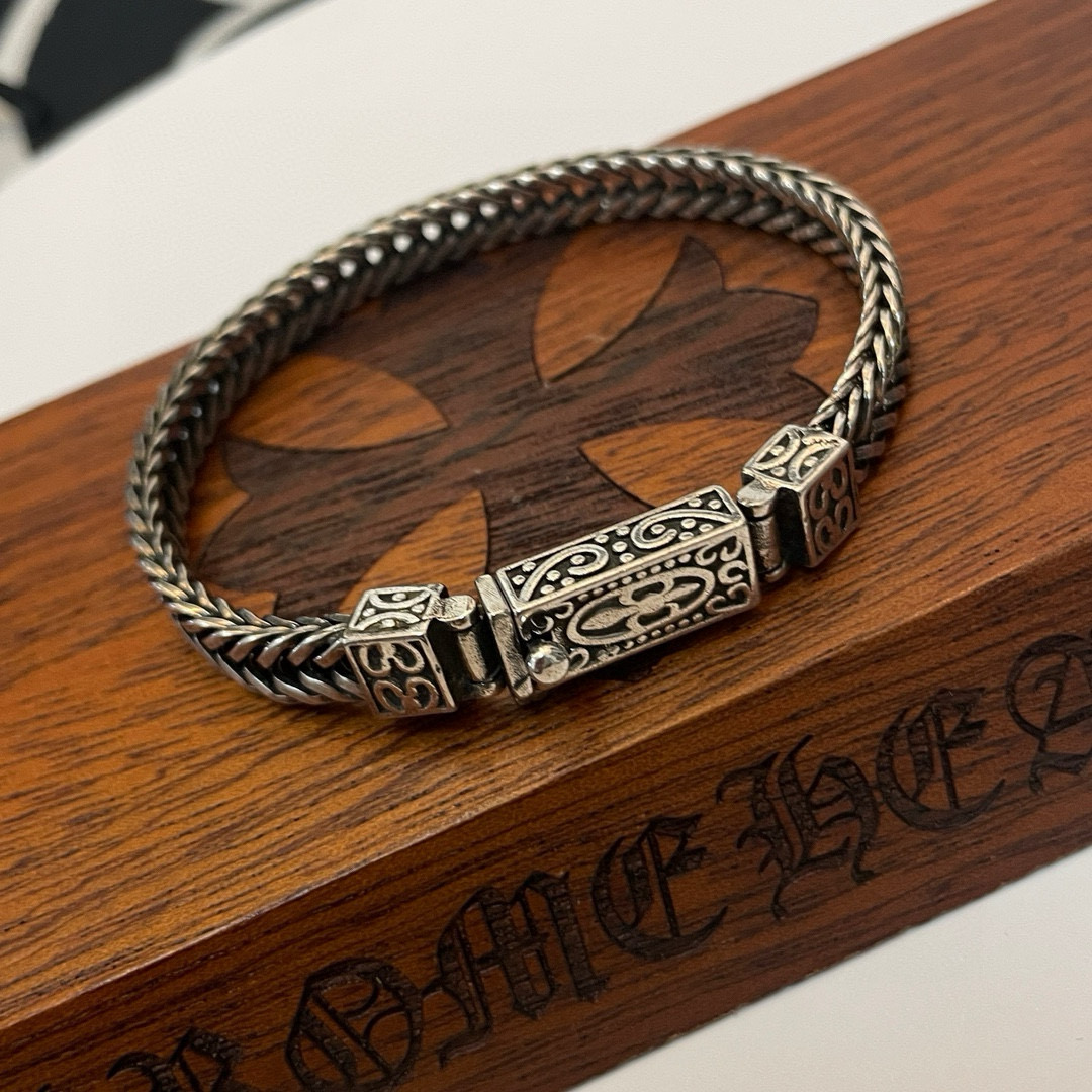 NO:581925,Batch of new [counter quality] Chrome Hearts classic retro snake bone bracelet, concave and convex shapes with different pattern design styles, showing a distinctive cross. The Scout flower is the symbol of Chrome Hearts, so it is more durable. Authentic pattern-printed Chrome Hearts distinguishes the ordinary light version in the market. Check the quality of the version. Look at the printing details, the degree of retro gray oxidation. Seiko version!  !  !  Purely handmade ~ Authentic open mold fashion essentials. Can be worn by both men and women. Same style for couples. Official website original. Rock punk Thai silver style. Retro elements. Trendy and versatile!  , jewelry boutique, chrome hearts, chrome hearts, bracelet19860909批 新款【专柜品质】Chrome Hearts克罗心 经典复古蛇骨手链 凹凸造型不同的花纹设计风格 呈现出与众不同 十字架 童军花是克罗心的志 所以更经久不衰 正品打版Chrome Hearts克罗心 区别市场普通轻版 对版对标品质 看字印细节 复古做旧灰氧程度.精工版本！！！ 纯手工打造 ～正品开模潮流时尚必备 男女均可佩戴 情侣同款 官网原版 摇滚朋克泰银风格 复古元素 潮流百搭！,饰品精品,chrome hearts,chrome hearts,bracelet,Jewelry