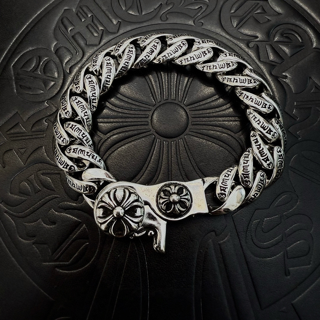 NO:581939,New [counter quality] Chrome Hearts Classic Retro Cross Bracelet. Concave and convex shapes with different pattern design styles, showing a distinctive cross. The Scout flower is Chrome Hearts' symbol, so it is more durable. Genuine type-printed Chrome Hearts necklace is different from the ordinary light version in the market. Check the quality of the version. Look at the printing details. The degree of retro gray oxidation. Seiko version!  !  !  Purely handmade ~ Authentic open mold fashion essentials. Can be worn by both men and women. Same style for couples. Official website original. Rock punk Thai silver style. Retro elements. Trendy and versatile!  , jewelry boutique, chrome hearts, chrome hearts, necklace, bracelet19860909新款【专柜品质】Chrome Hearts克罗心经典复古十字架手链 凹凸造型不同的花纹设计风格 呈现出与众不同 十字架 童军花是克罗心的志 所以更经久不衰 正品打版Chrome Hearts克罗心项链 区别市场普通轻版 对版对标品质 看字印细节 复古做旧灰氧程度.精工版本！！！ 纯手工打造 ～正品开模潮流时尚必备 男女均可佩戴 情侣同款 官网原版 摇滚朋克泰银风格 复古元素 潮流百搭！,饰品精品,chrome hearts,chrome hearts,necklace,bracelet,Jewelry