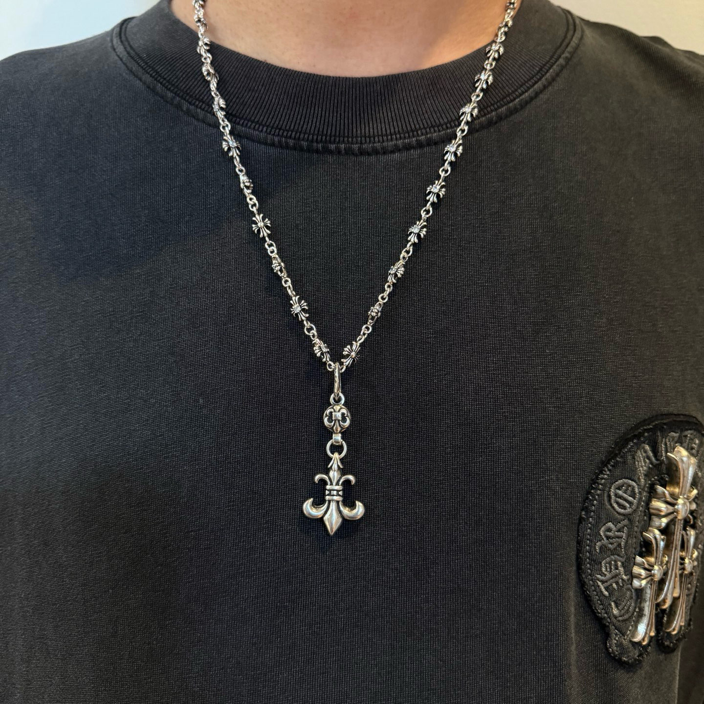 NO:581942,New [Counter Quality] Chrome Hearts Classic White Diamond Crusader Necklace Scout Flower Pendant Concave and Concave Shape Different Pattern Design Styles Show a Distinctive Cross The Scout Flower is the symbol of Chrome Hearts, so it is more durable. Genuine pattern-printed Chrome Hearts distinguishes the ordinary light version in the market. Match the version and standard quality. Look at the printing details. The degree of retro ash oxidation. Seiko version!  !  !  Purely handmade ~ Authentic open mold fashion essentials. Can be worn by both men and women. Same style for couples. Official website original. Rock punk Thai silver style. Retro elements. Trendy and versatile!  , jewelry boutique, chrome hearts, chrome hearts, necklace19860909新款【专柜品质】Chrome Hearts克罗心经典白钻十字军项链 童军花吊坠 凹凸造型不同的花纹设计风格 呈现出与众不同 十字架 童军花是克罗心的志 所以更经久不衰 正品打版Chrome Hearts克罗心 区别市场普通轻版 对版对标品质 看字印细节 复古做旧灰氧程度.精工版本！！！ 纯手工打造 ～正品开模潮流时尚必备 男女均可佩戴 情侣同款 官网原版 摇滚朋克泰银风格 复古元素 潮流百搭！,饰品精品,chrome hearts,chrome hearts,necklace,Jewelry